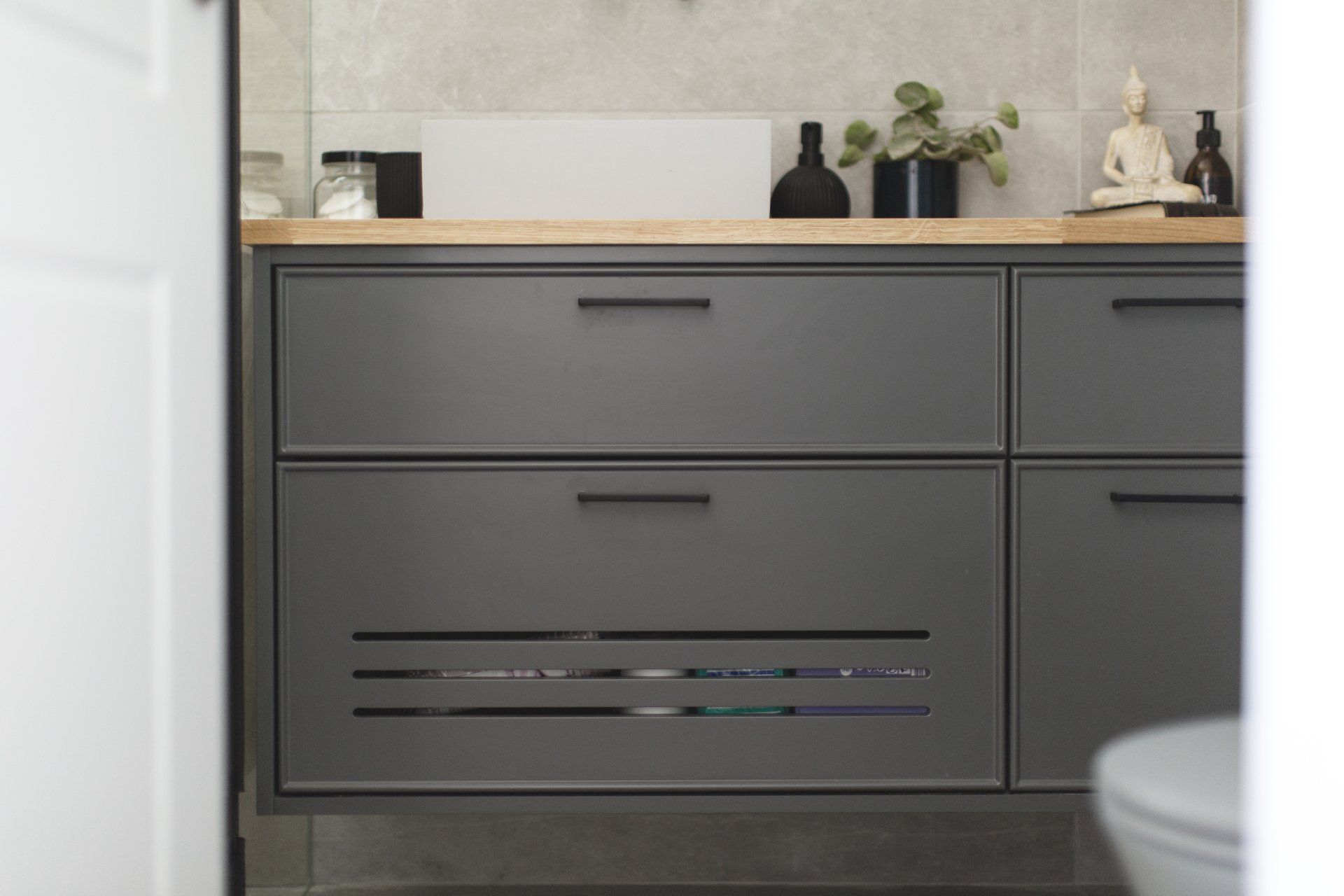 מקלחת יוקרתית בגוונים ניטרליים, אסלה סמוייה,  אריך דמוי עץ, שיפוץ מקלחת כמו בבית מלון. חדר אמבטייה מפנק בסטייל מקלחת הורים מפנקת בעיצוב של מעצבת פנים ומלבישה בתים ג׳ני ויאליך jenyvstudio