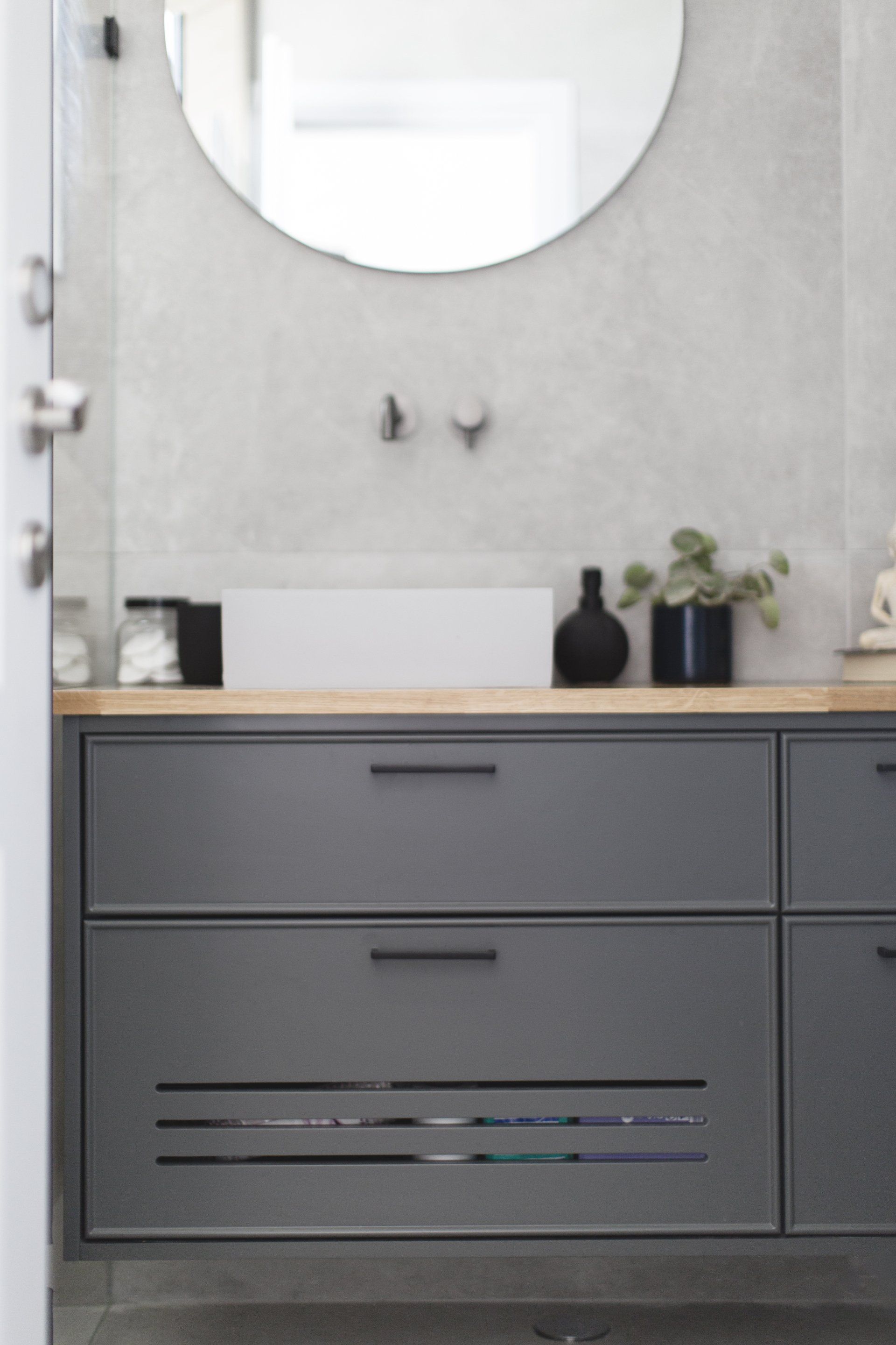 מקלחת יוקרתית בגוונים ניטרליים, אסלה סמוייה,  אריך דמוי עץ, שיפוץ מקלחת כמו בבית מלון. חדר אמבטייה מפנק בסטייל מקלחת הורים מפנקת בעיצוב של מעצבת פנים ומלבישה בתים ג׳ני ויאליך jenyvstudio