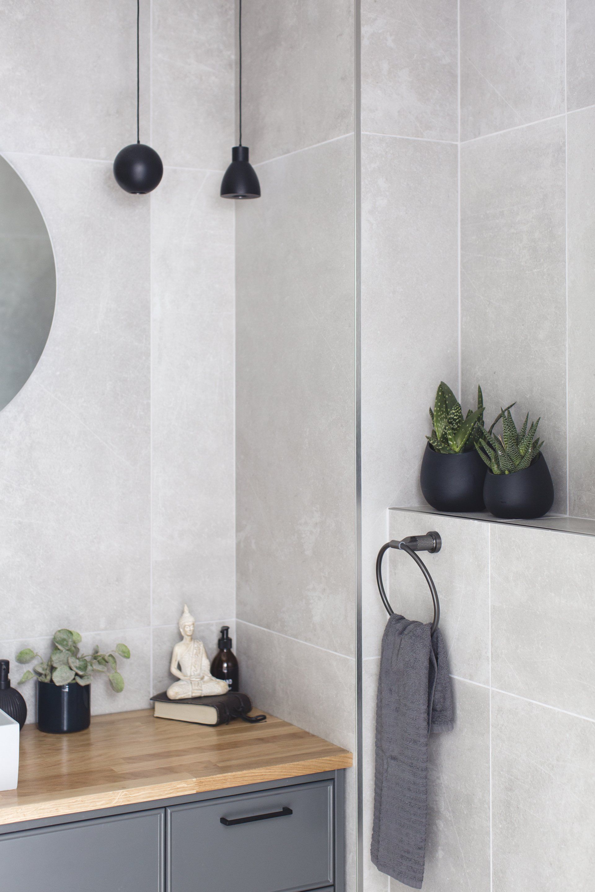 אקססוריז מהממים לאמבטיה מקלחת יוקרתית בגוונים ניטרליים, אסלה סמוייה,  אריך דמוי עץ, שיפוץ מקלחת כמו בבית מלון. חדר אמבטייה מפנק בסטייל מקלחת הורים מפנקת בעיצוב של מעצבת פנים ומלבישה בתים ג׳ני ויאליך jenyvstudio