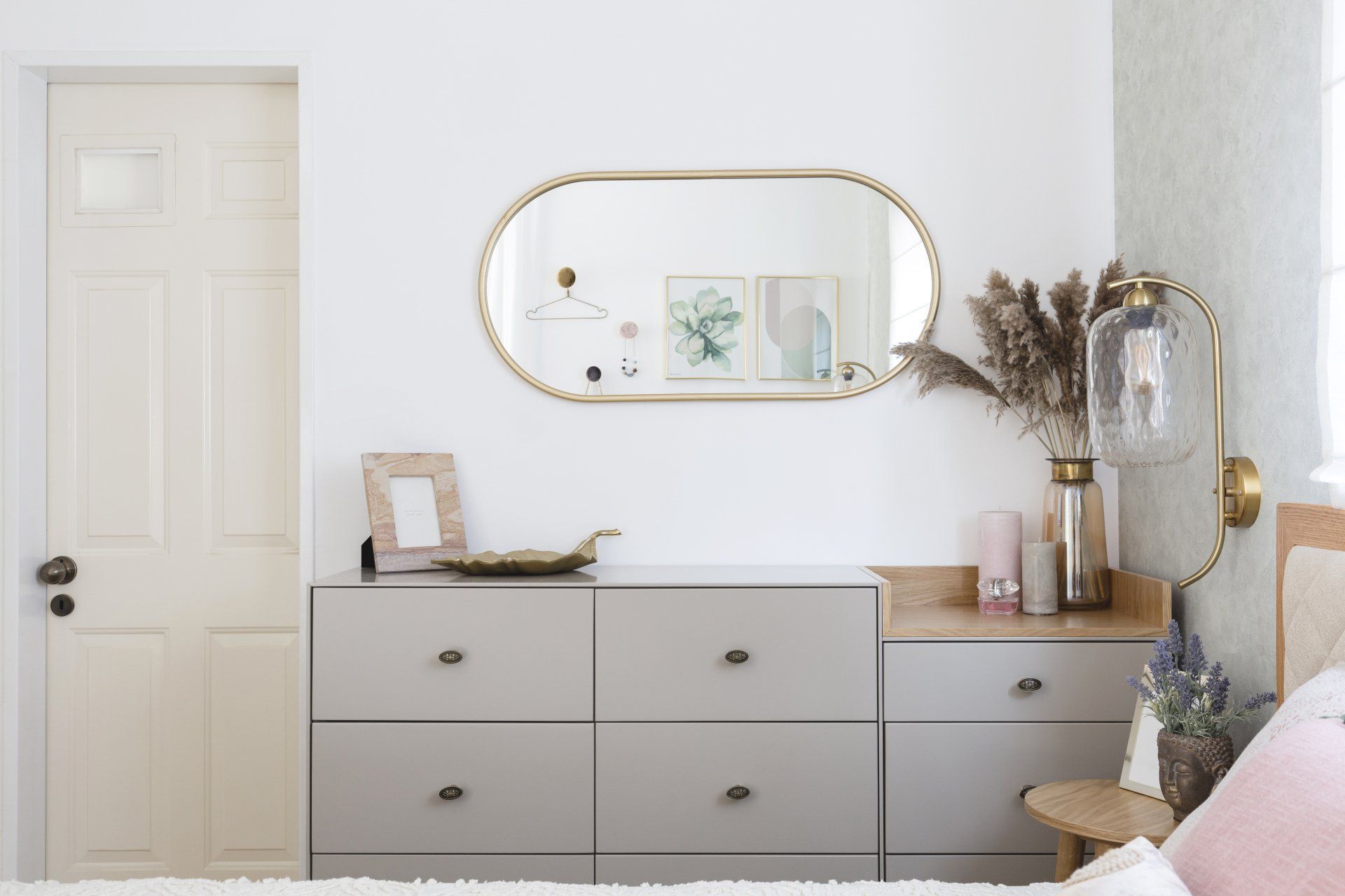 שידה אפורה ומראה מעוגלת