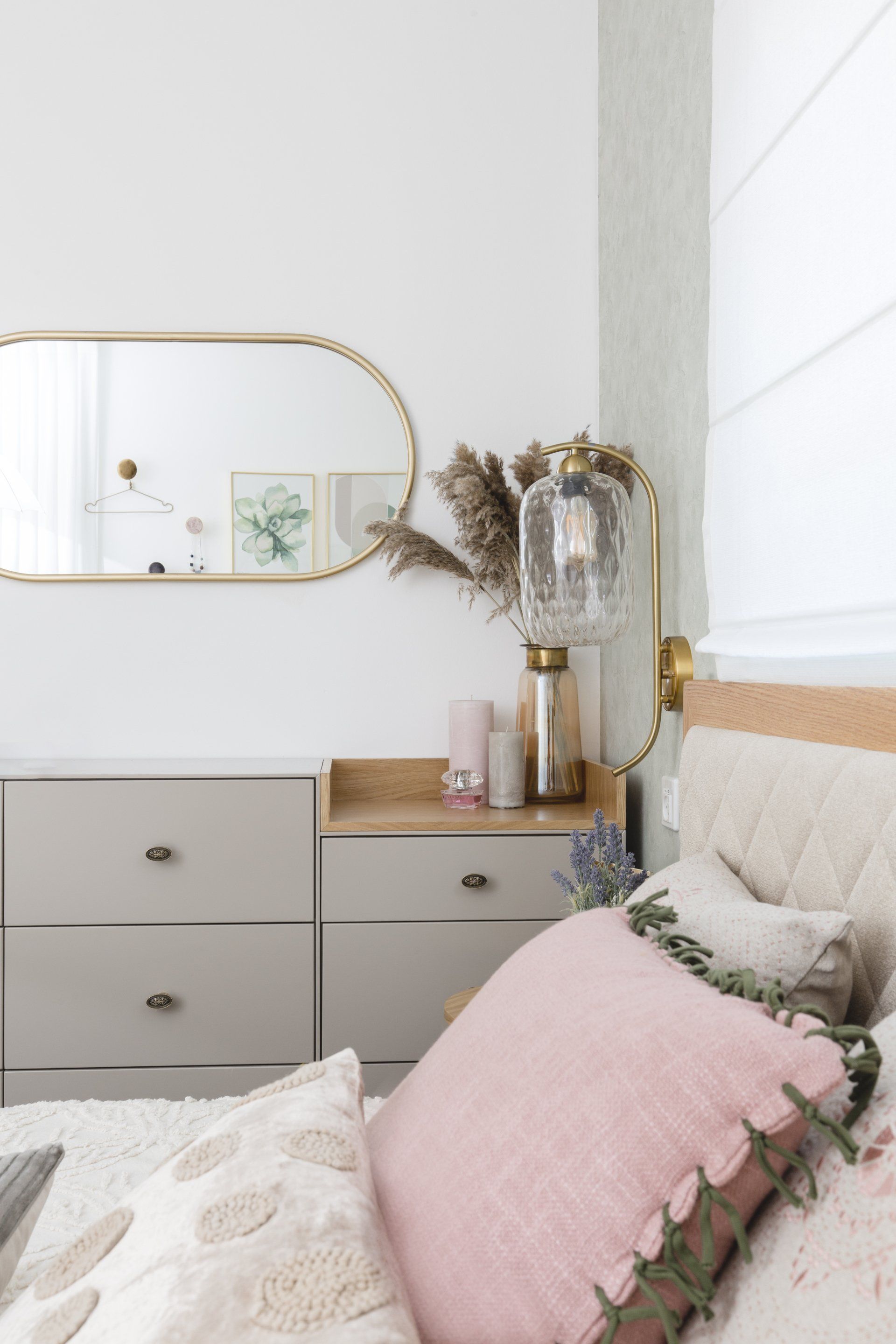 שידה אפורה בשילוב עץ טבעי , כריות נוי בגונים ורודים ורכים