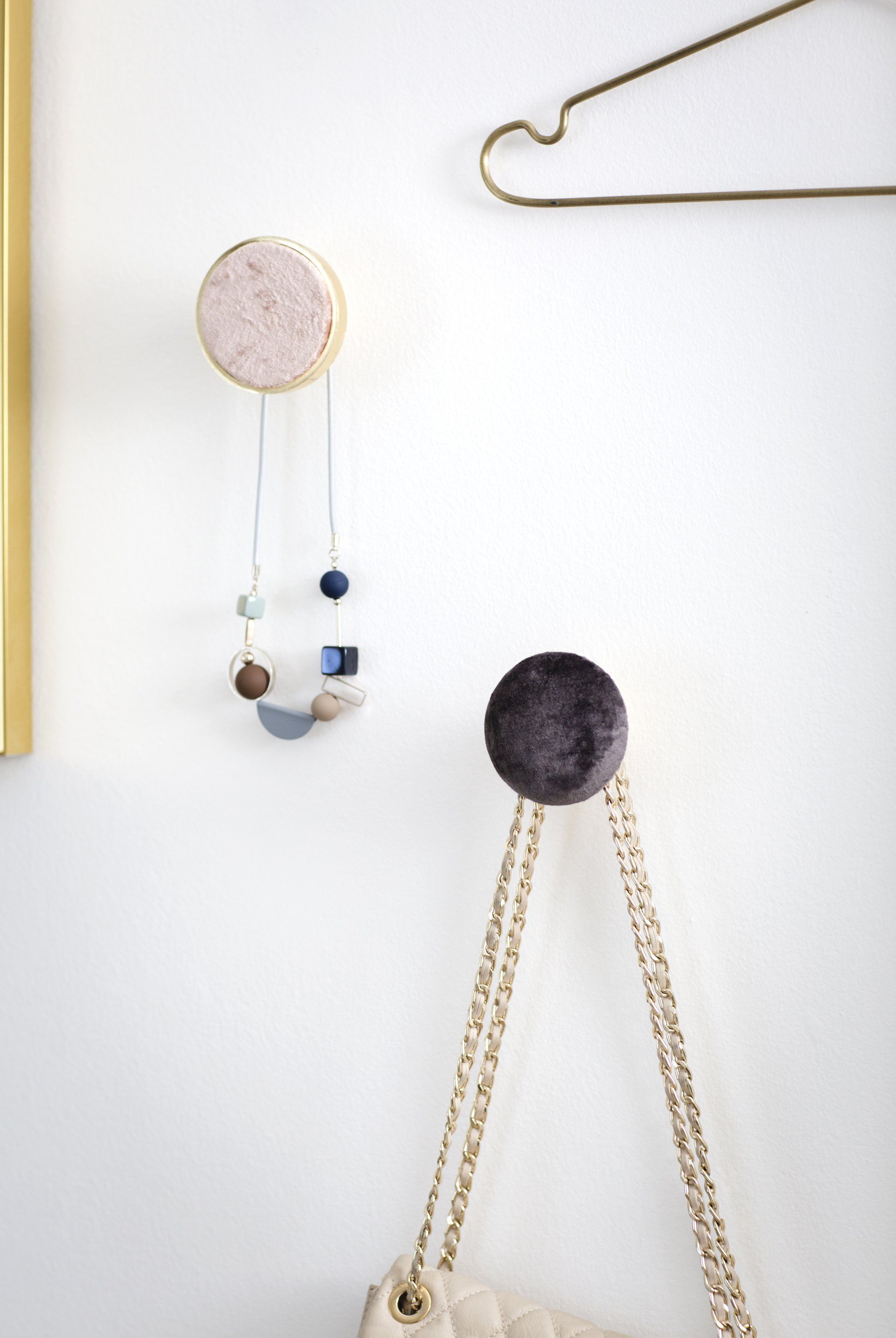 וווי תלייה בצבע שחור וורוד לתליית תכשיטים