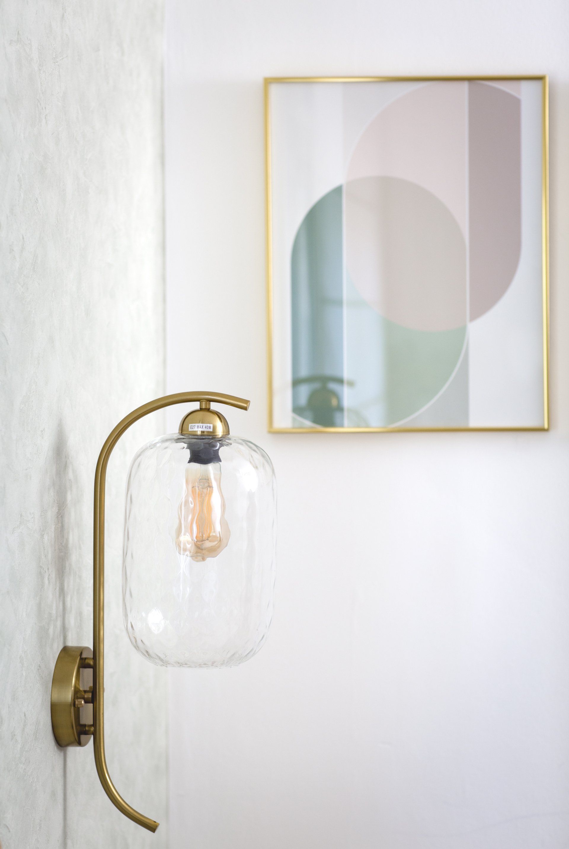 תמונה אבסטרקטית לצד מנורת קריאה מוזהבת