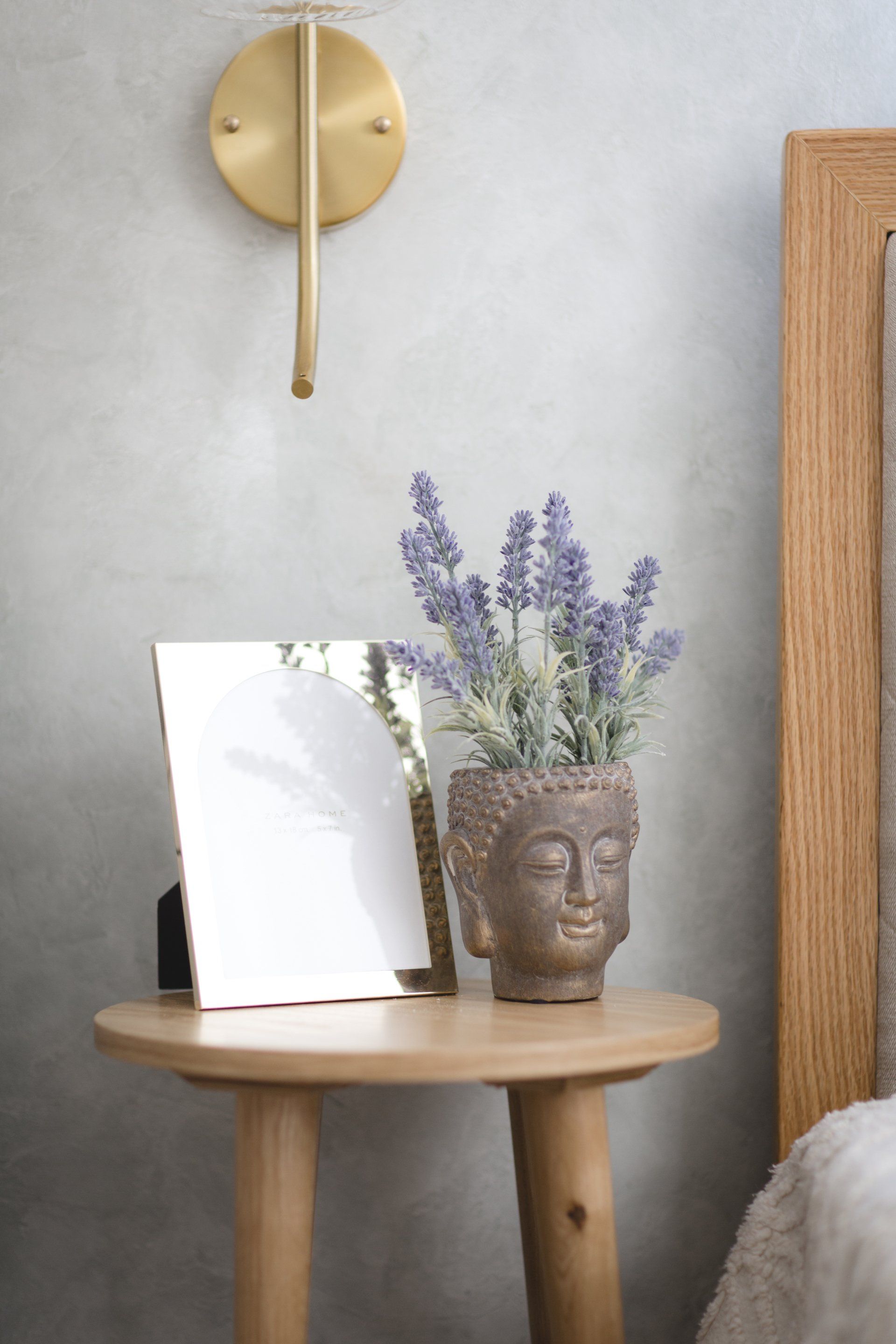 שרפרף מעץ עם עציץ לבנדר ותמונה ממוסגרת