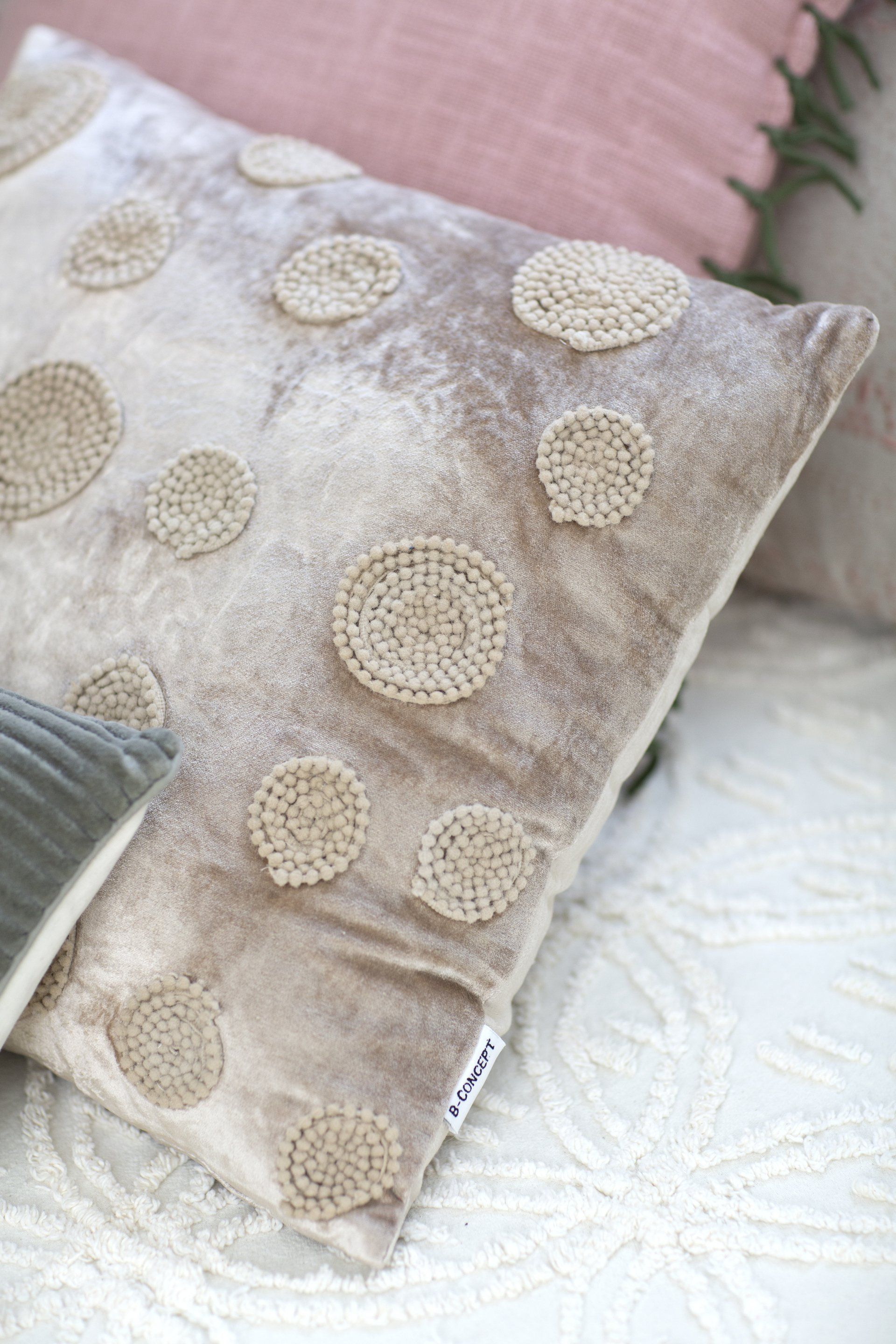 כריות מעוצבות בגוון אפור קטיפה