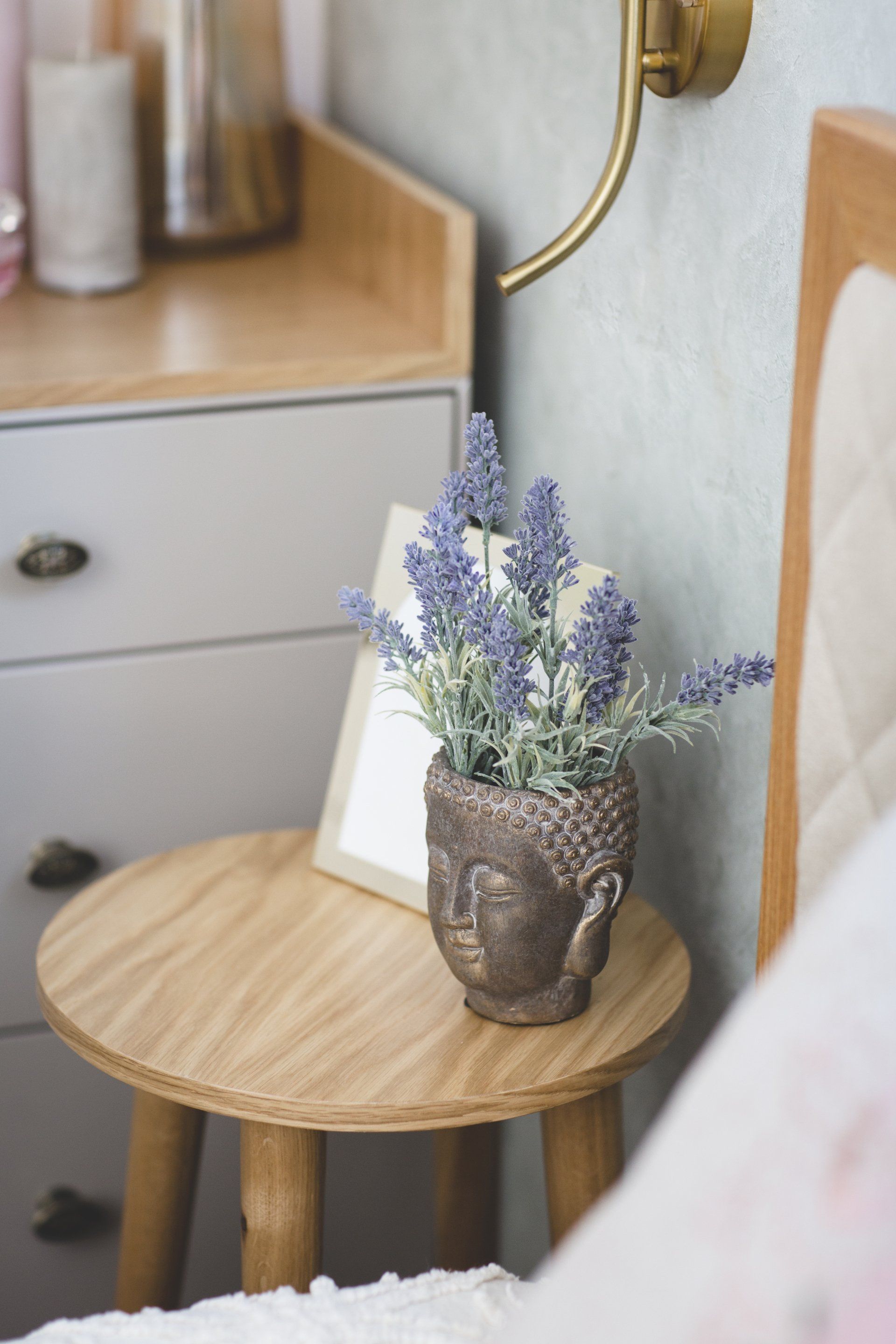 שרפרף מעץ לצד מיטה