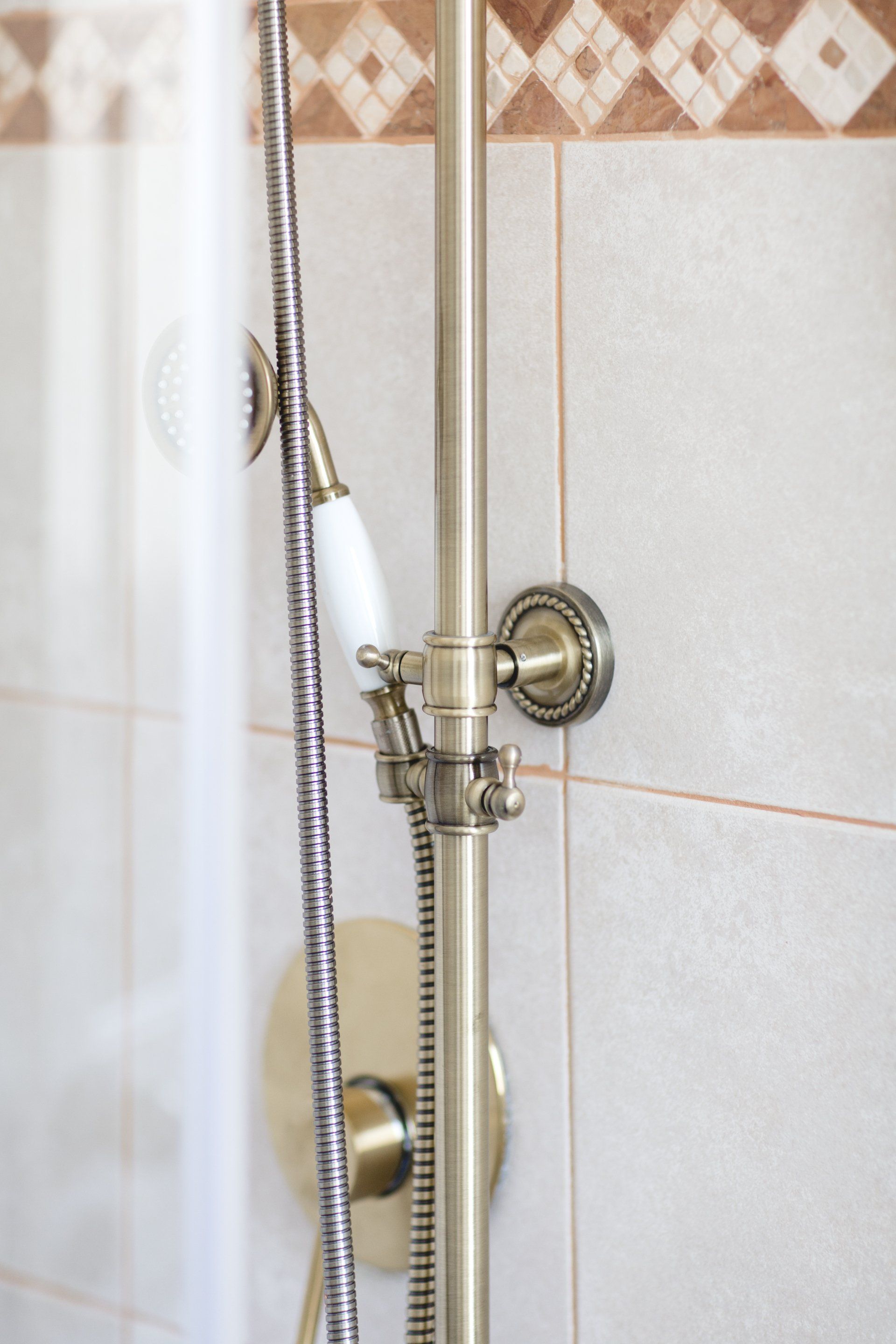 חדר רחצה מוזהב