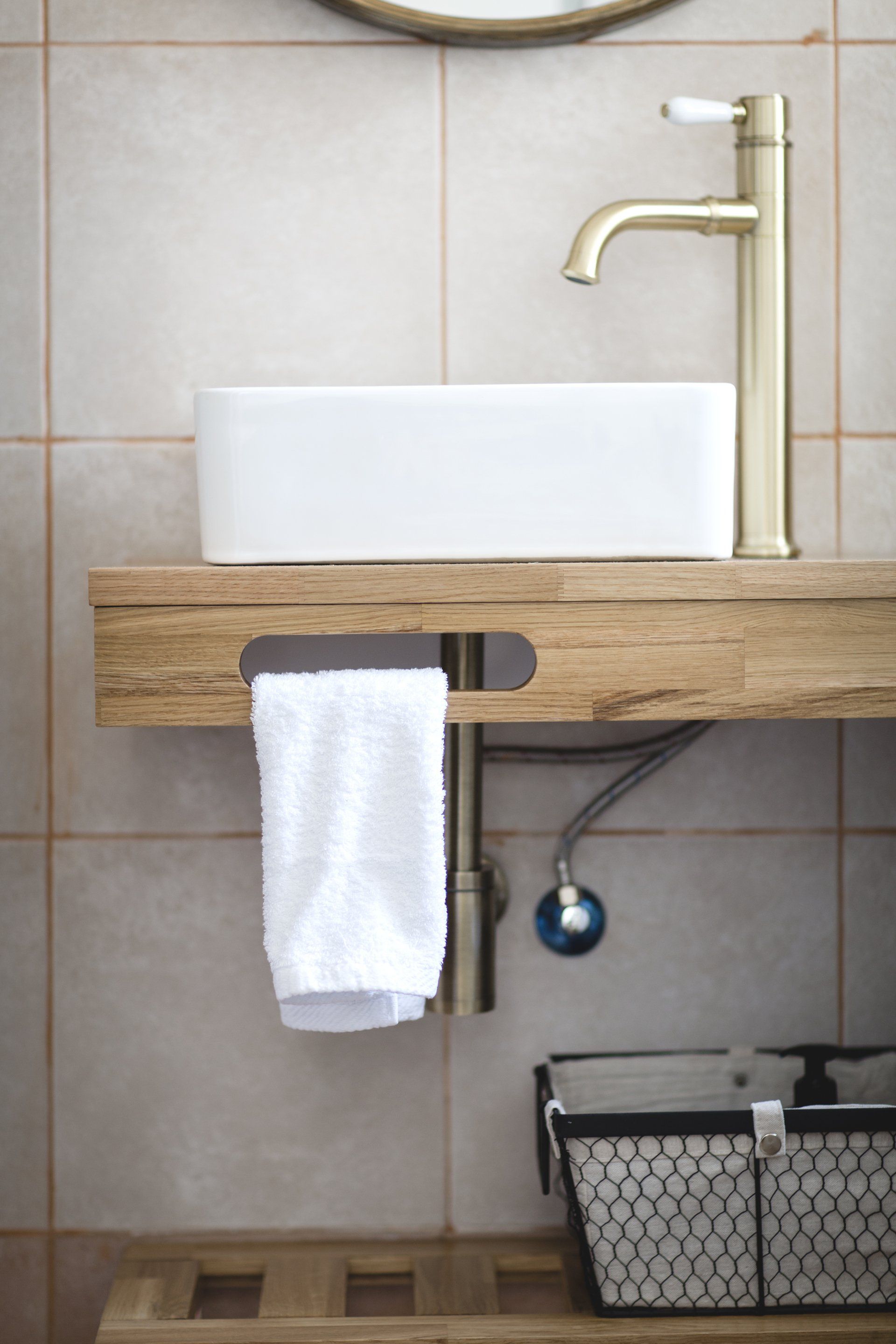 יחידת אמבטיה מעוצבת עם ידית למגבת וברז זהב