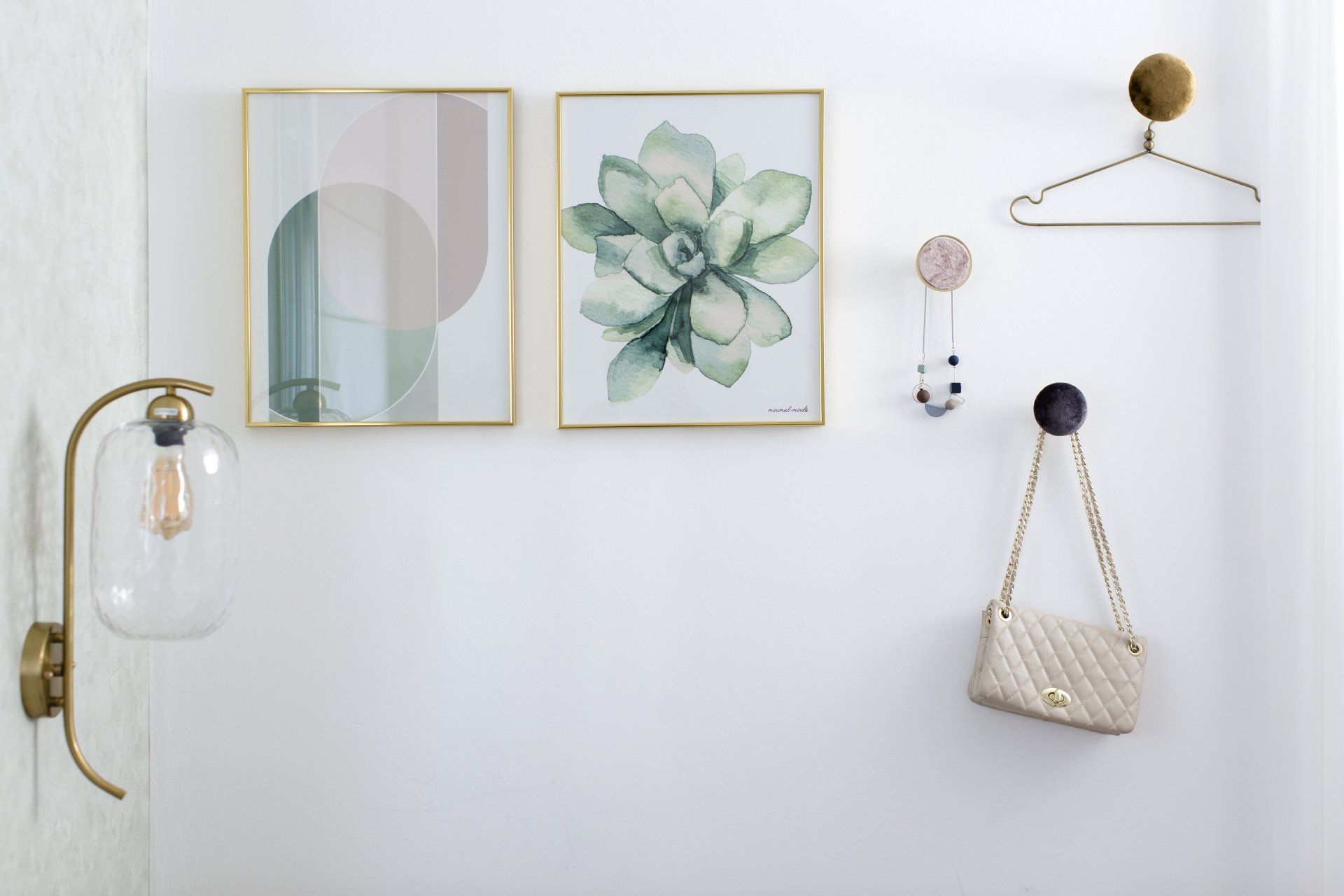 תמונות ממוסגרות של ציור צבעי מים של סוקולנט וווי תלייה של תכשיטים