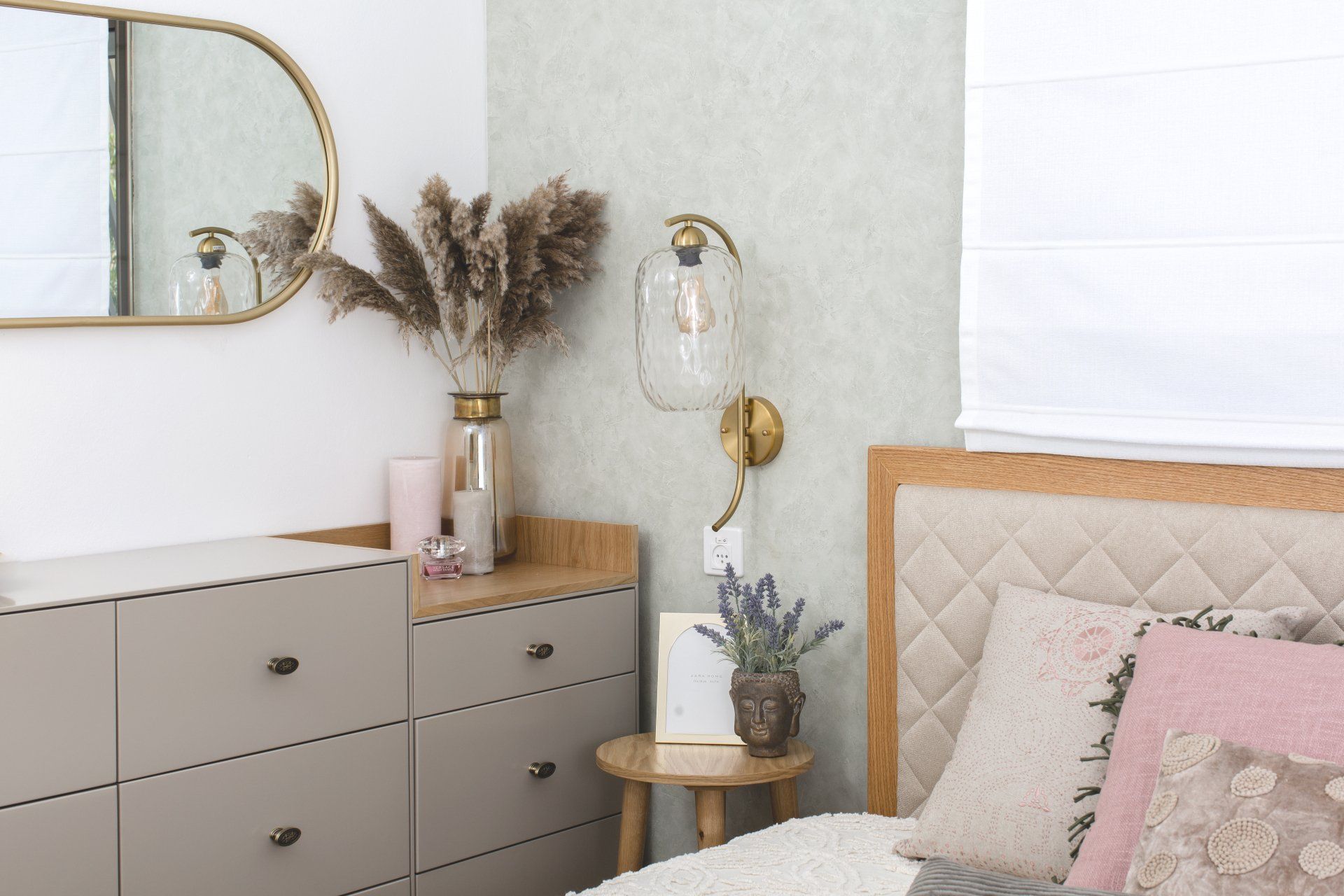 שידה אפורה גדולה בחדר בעיצוב ג'ני ויאליך