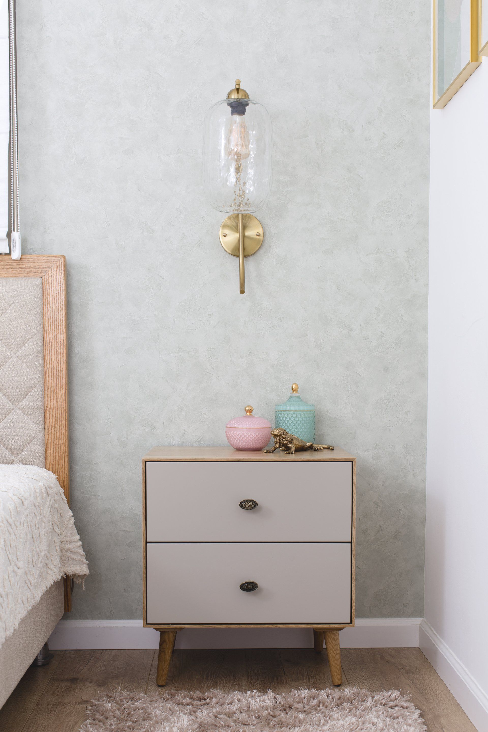 שידה קטנה לצד מיטה בחדר שינה רומנטי