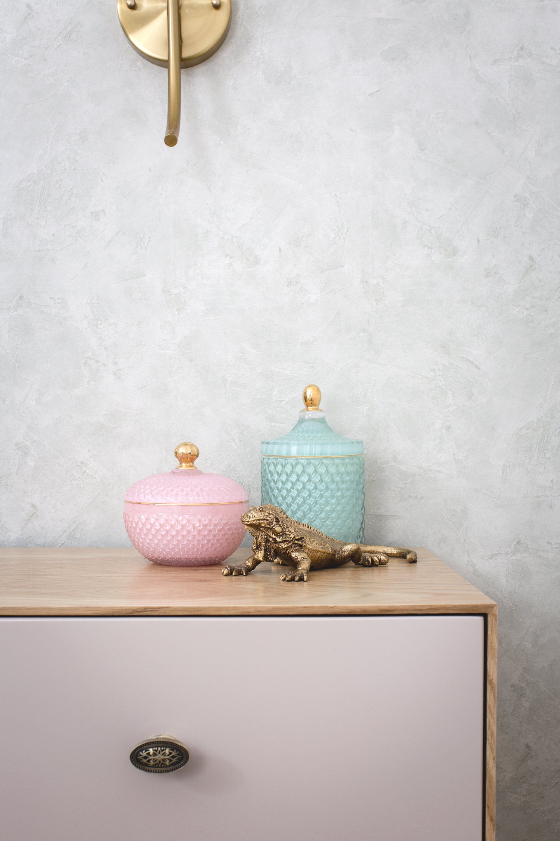 פרט משידה ורודה בשילוב עץ