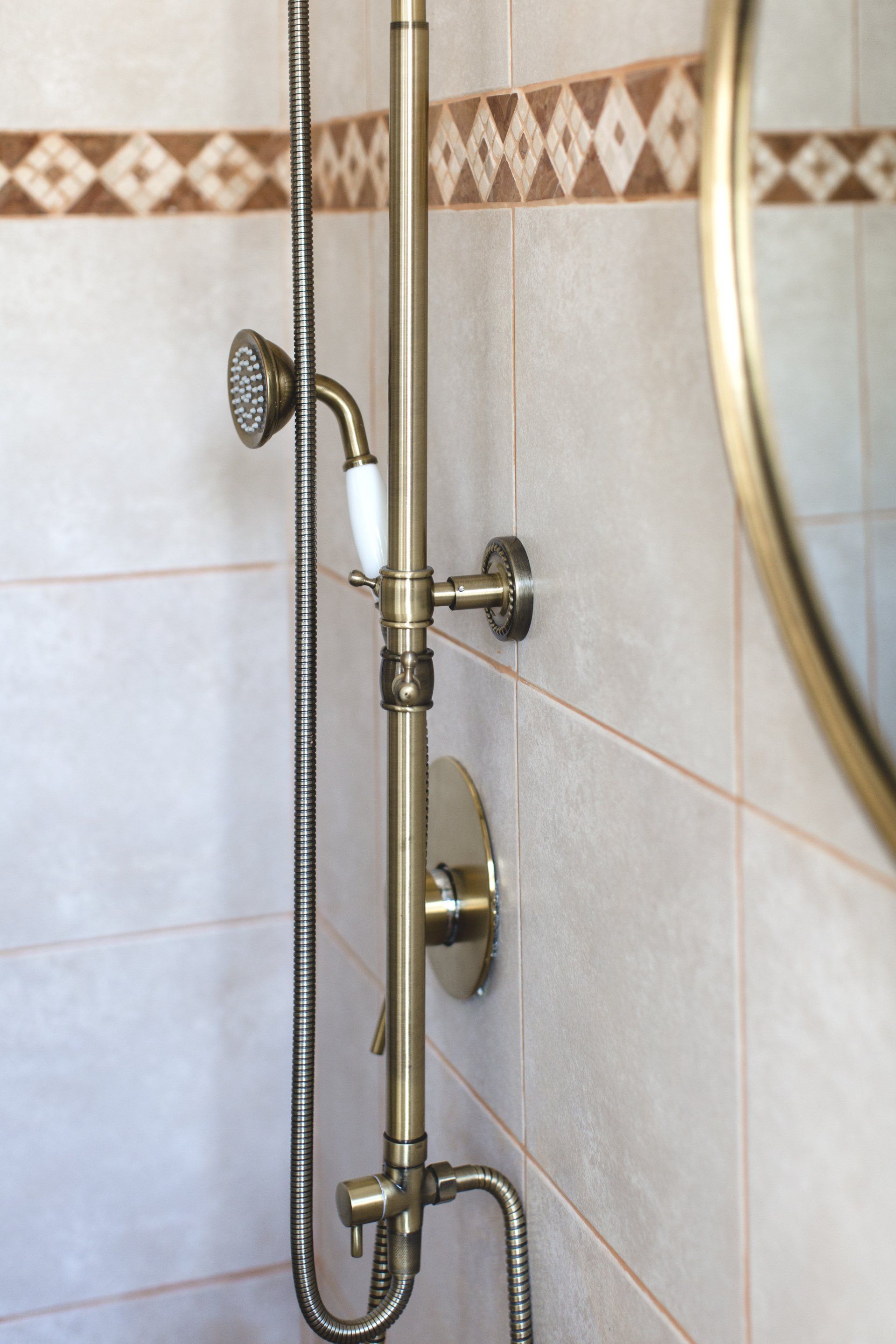 חדר רחצה עם ראש רחצה בצבע זהב כפרי ורומנטי