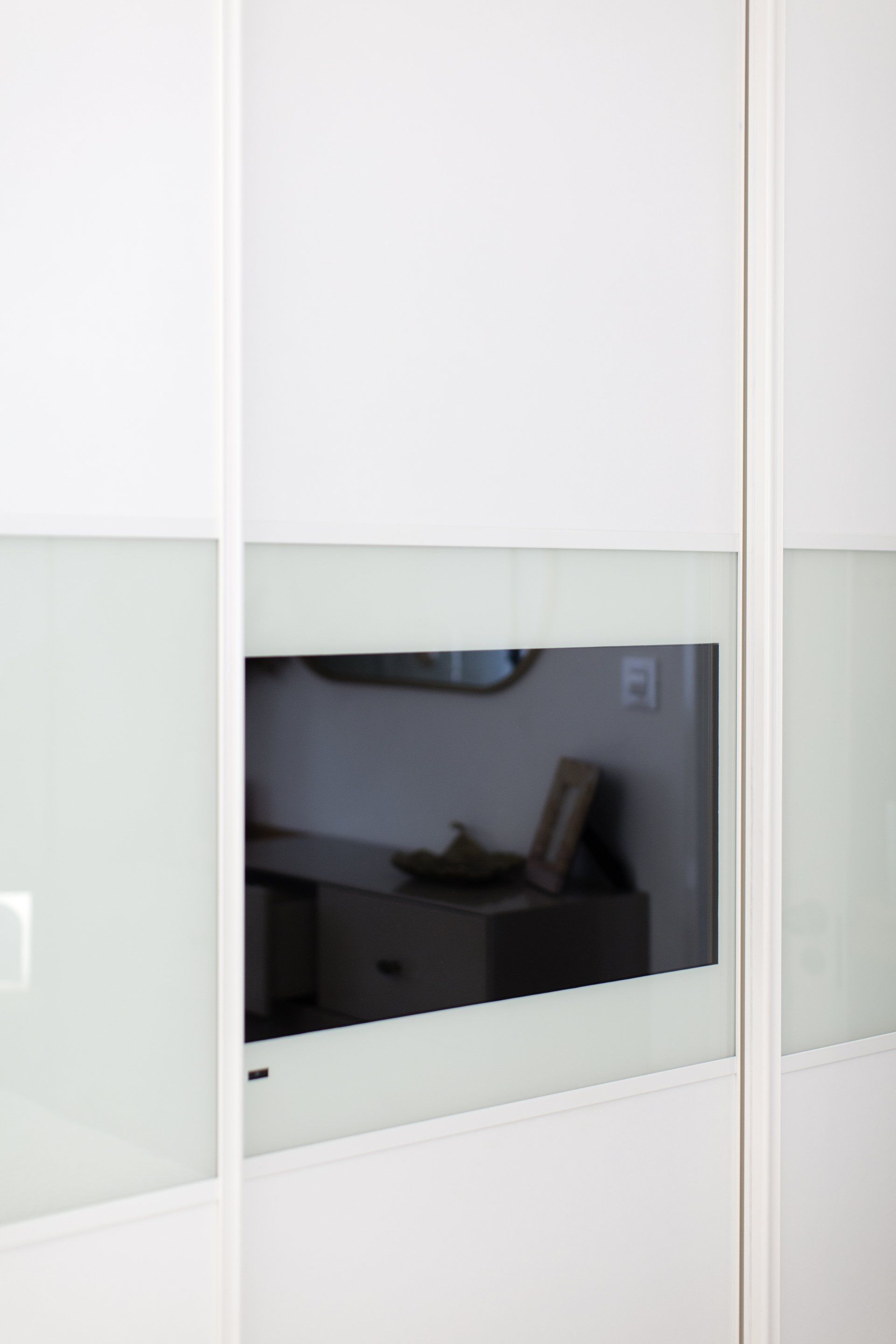 טלוויזיה מובנית בתוך ארון הזזה