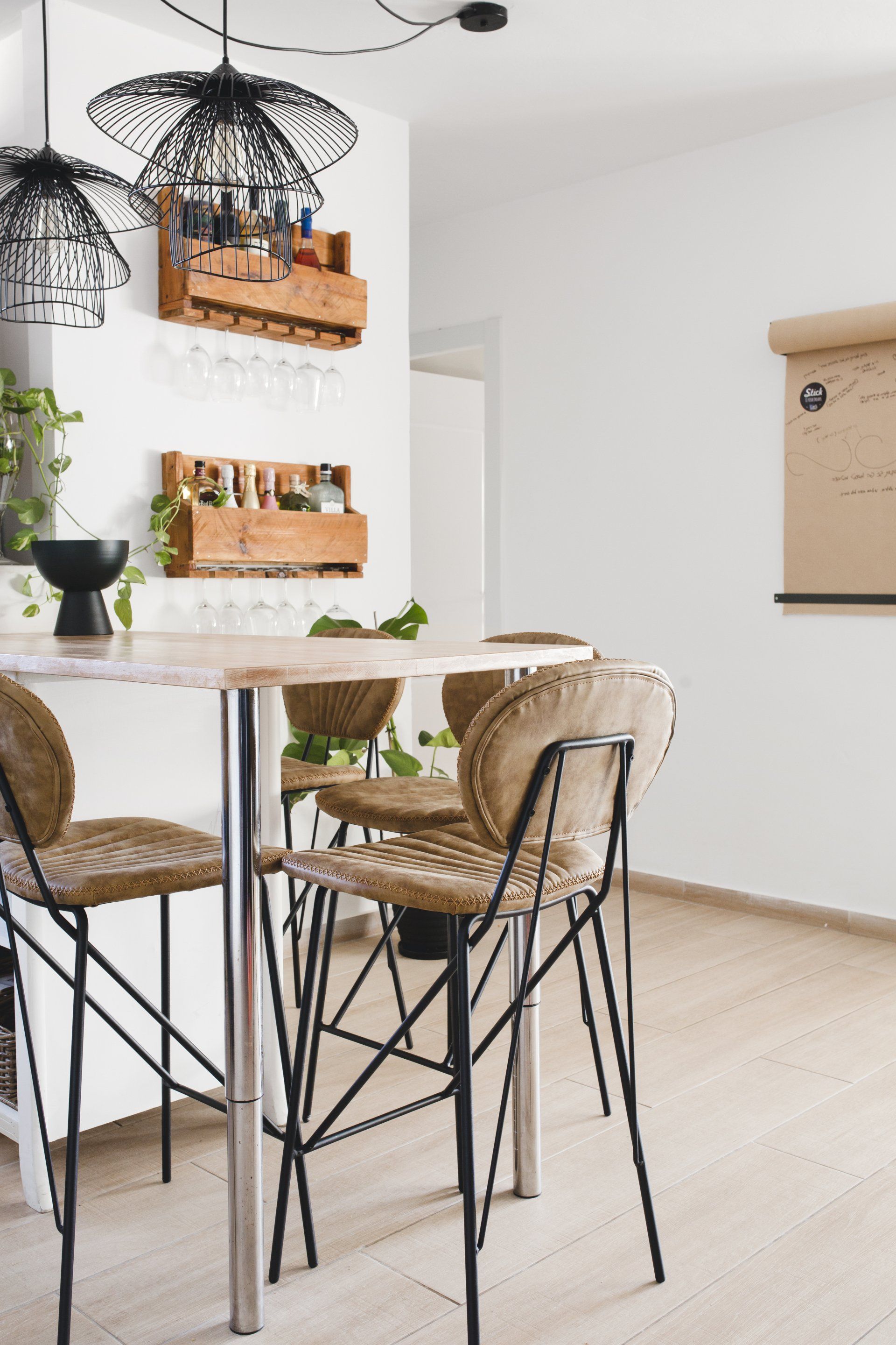 פינת אוכל מעוצבת  חלל צבעוני ללא צבע בקירות בעיצוב של מעצבת פנים ומלבישה בתים ג׳ני ויאליך jenyvstudio