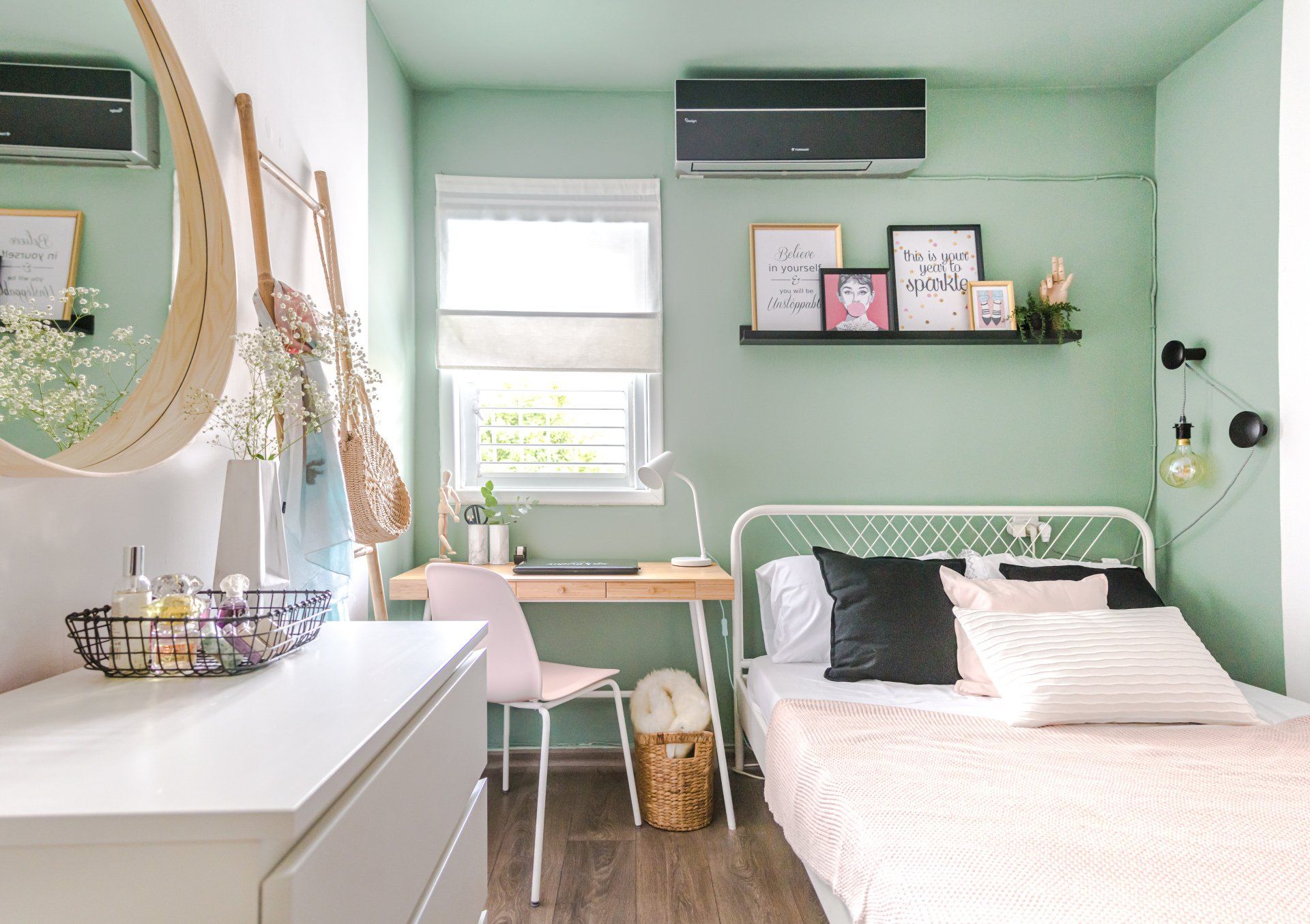 חדר ילדה בגוונים של ירוק וורוד בהיר