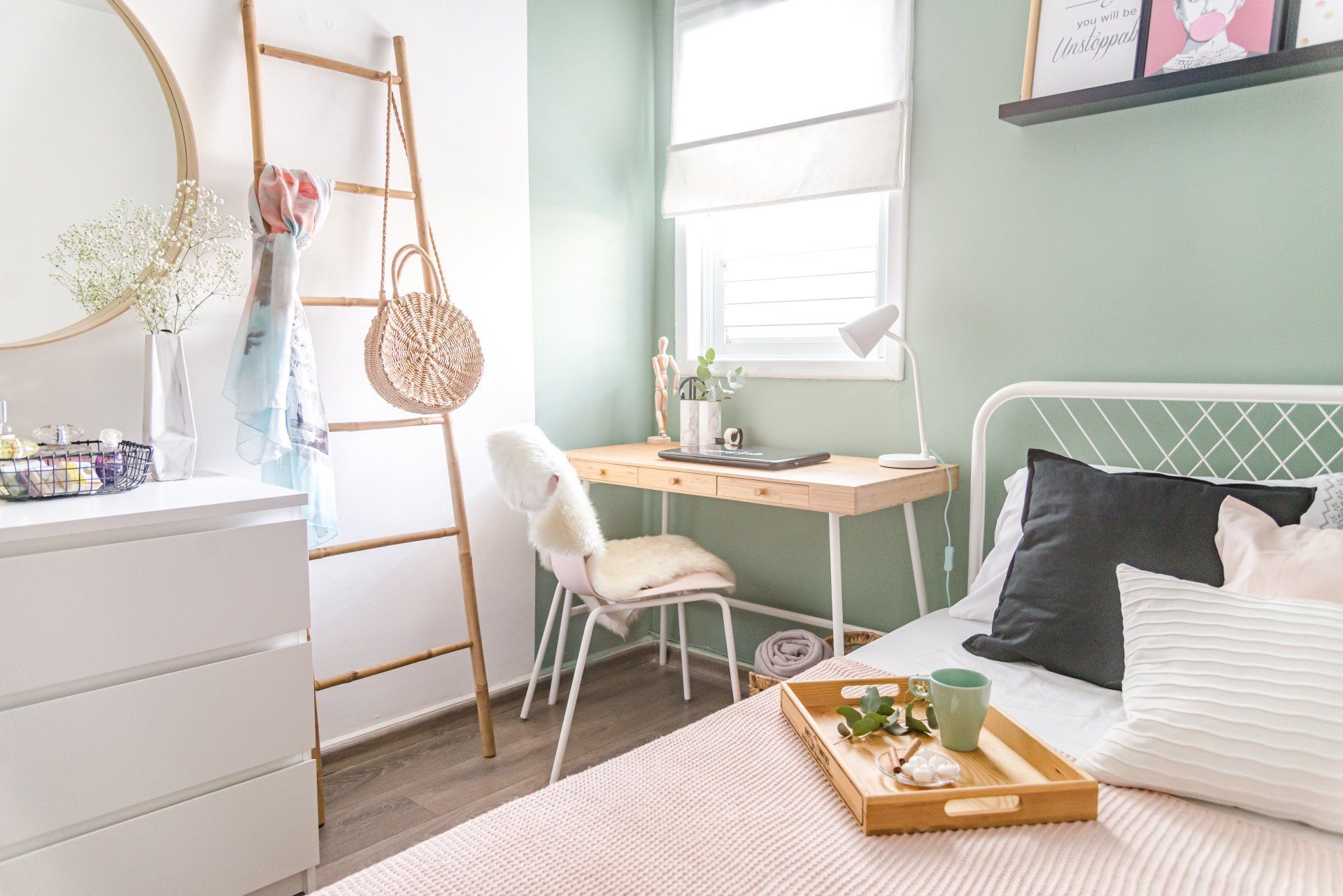 חדר נערה עם סולם במבוק מיטה ורודה ופינת ישיבה בגווני עץ בהיר