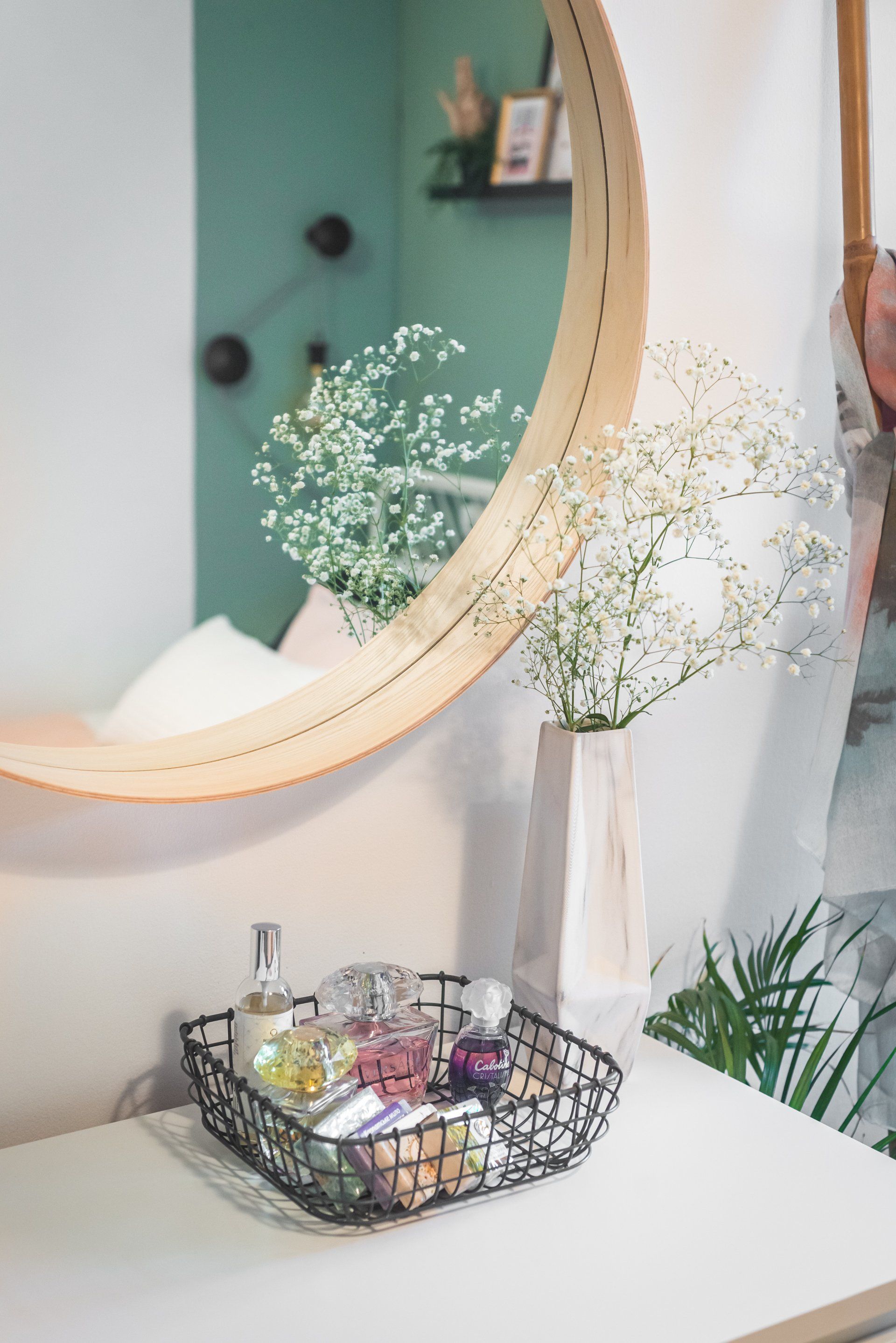 שידת איפור עם מראה עגולה