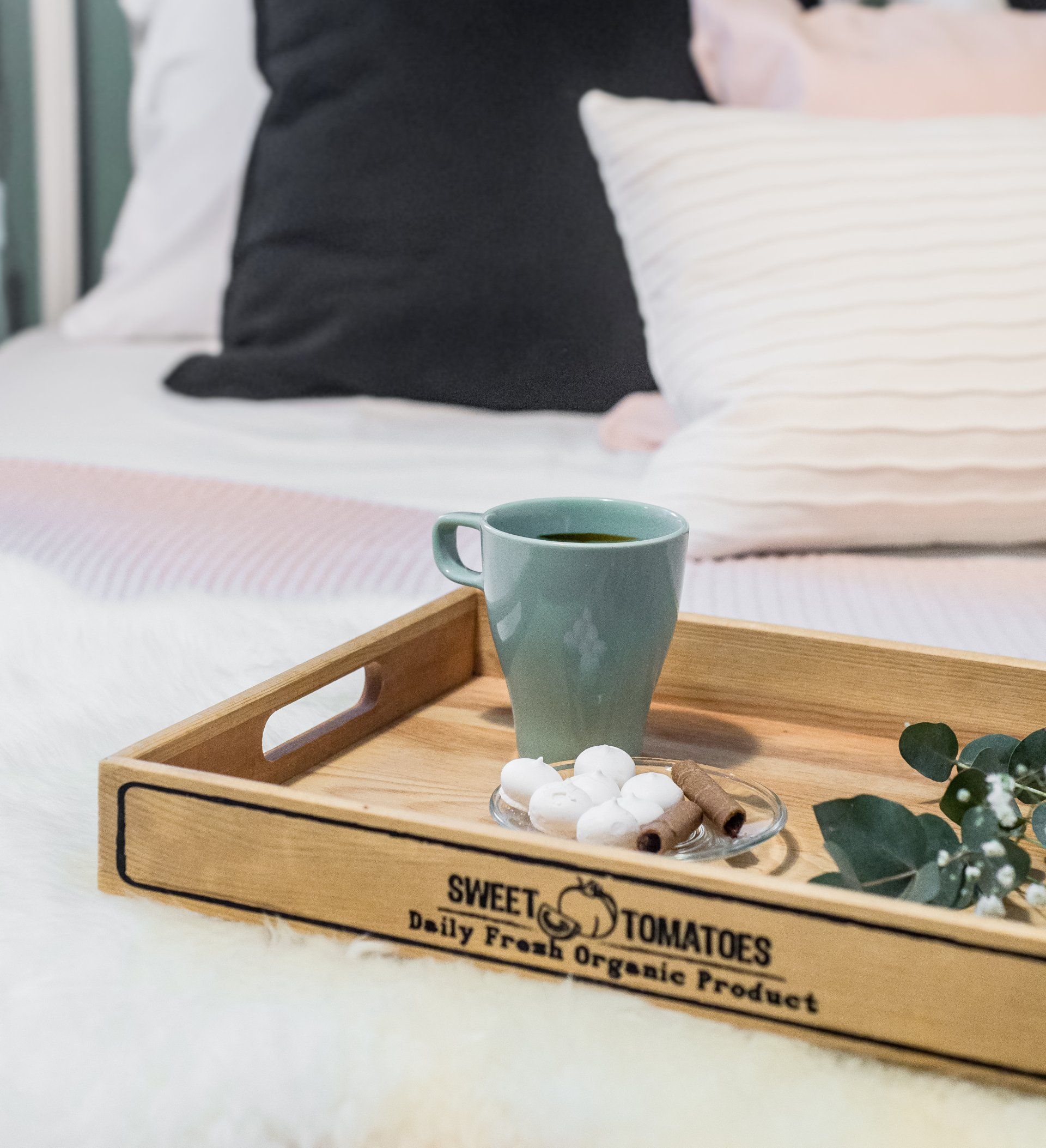 מגש קפה על מיטה ורודה