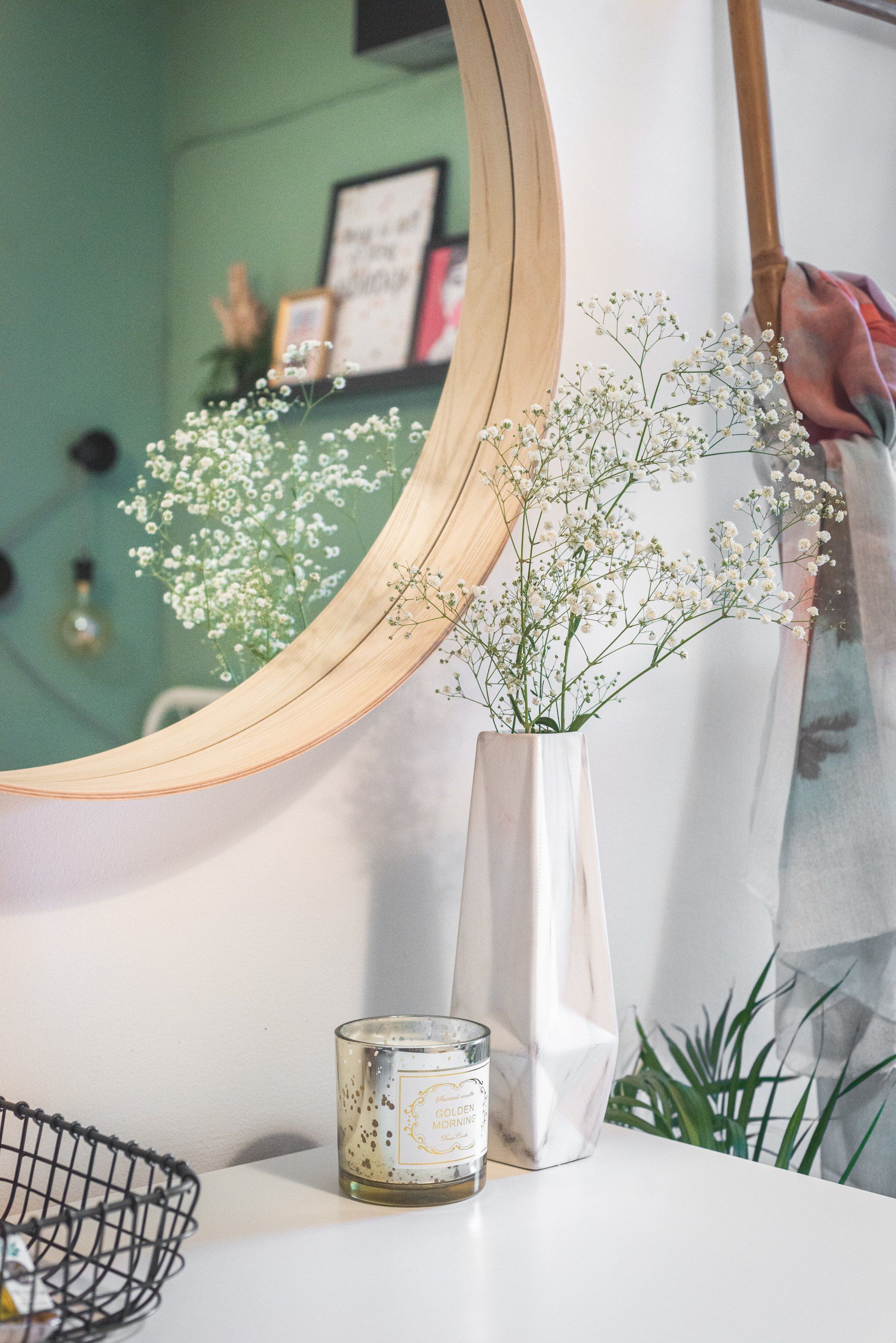 מראה עגולה עם מסגרת עץ טבעי