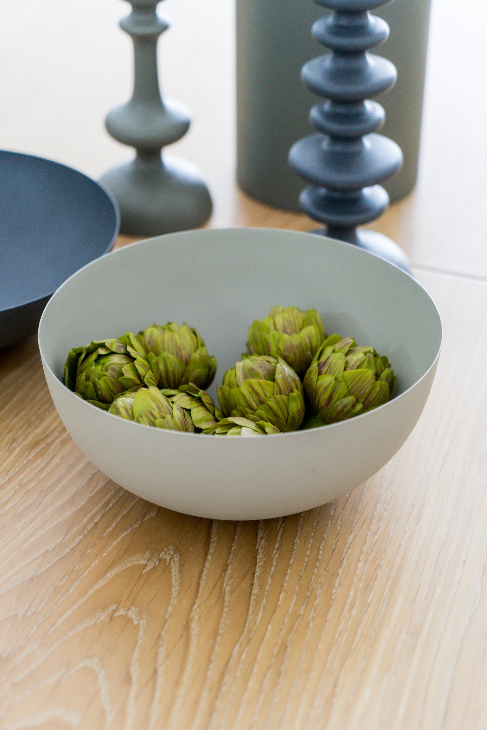 קערת נוי על שולחן אוכל