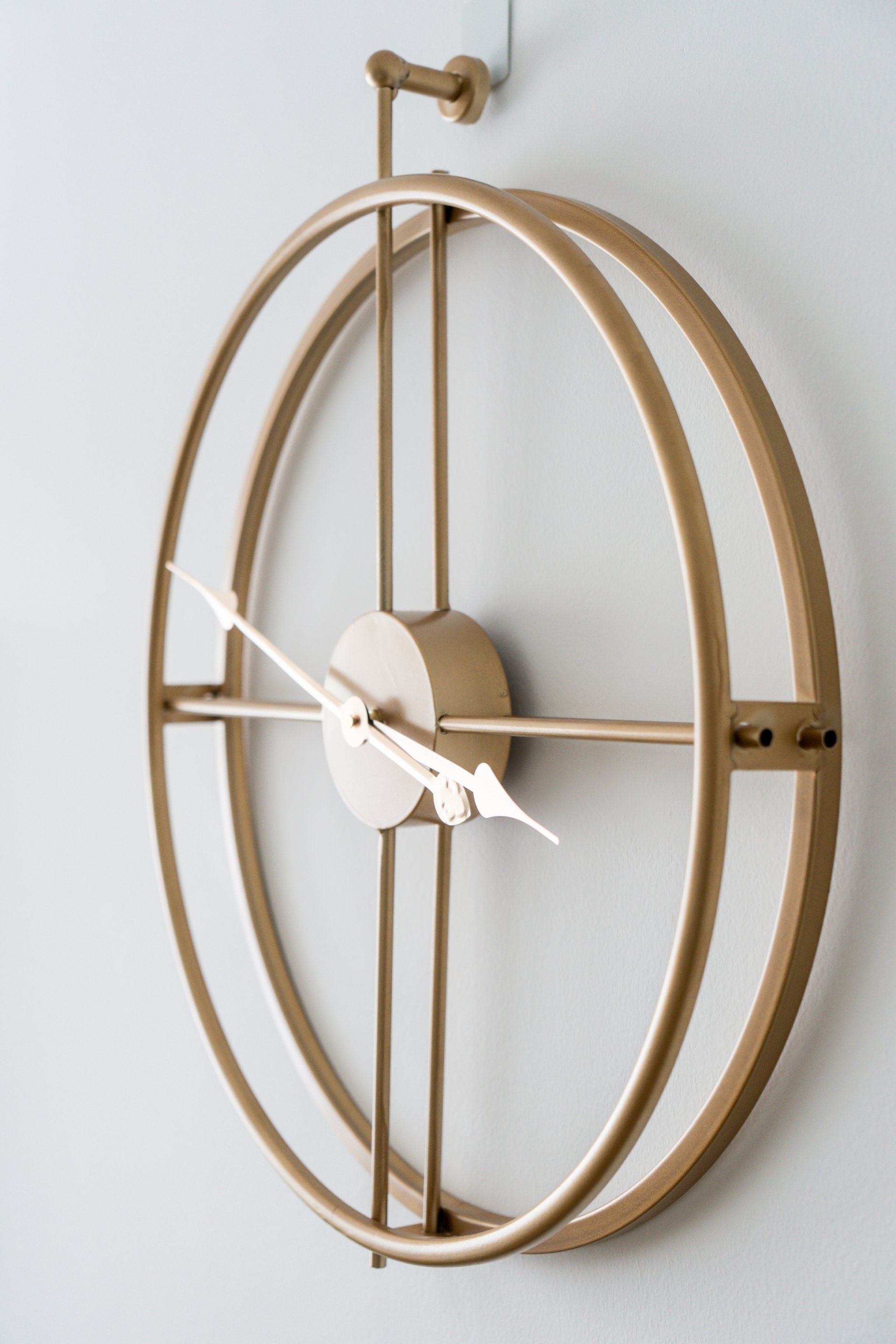 שעון קיר מנימליסטי מוזהב