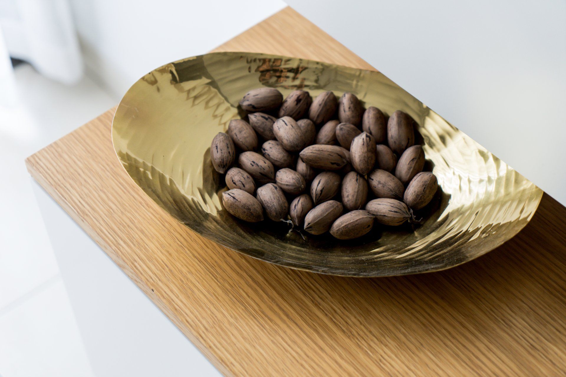 קערה מוזהבת עם פולי קפה