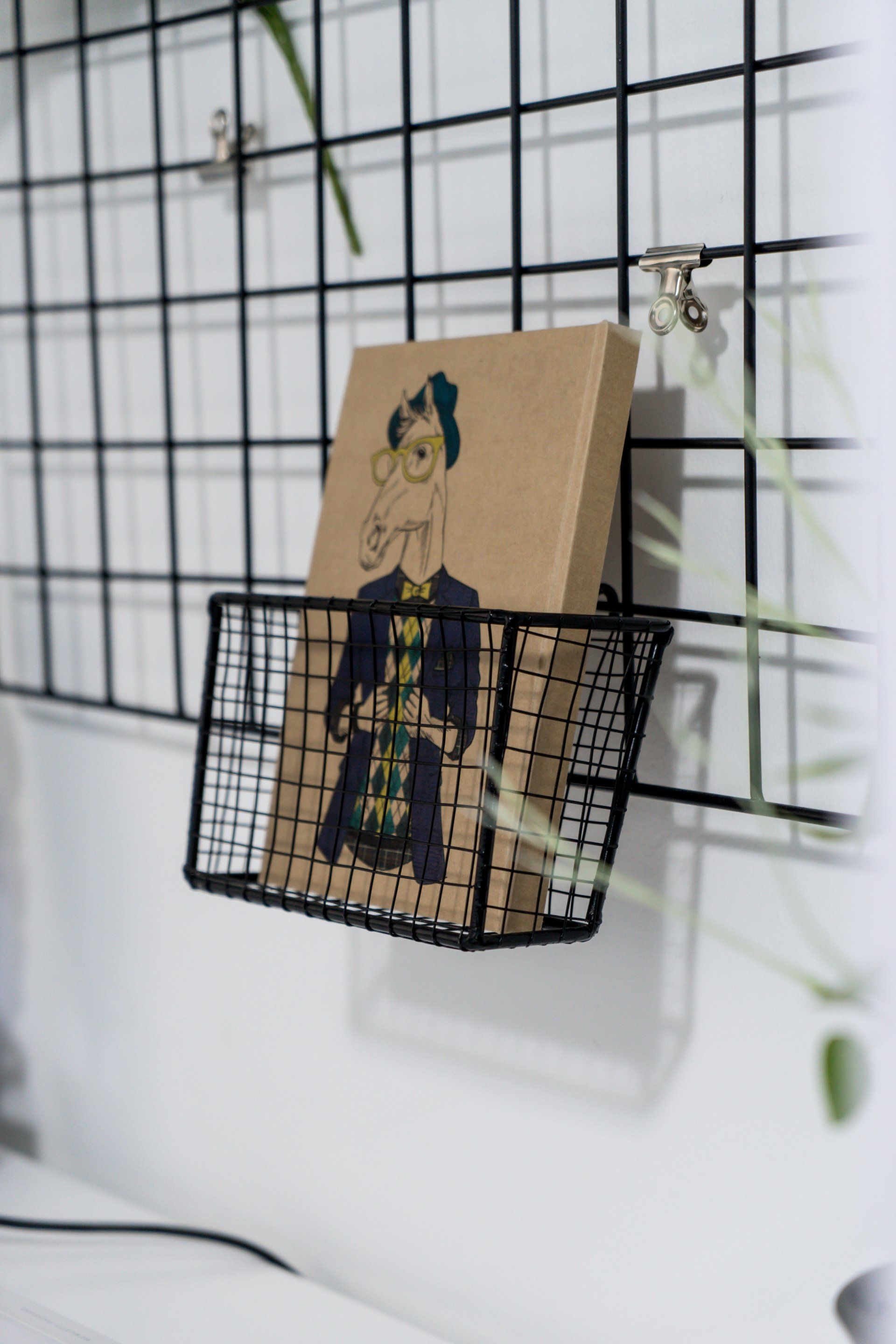 רשת תלויה על קיר לתליית פתקים