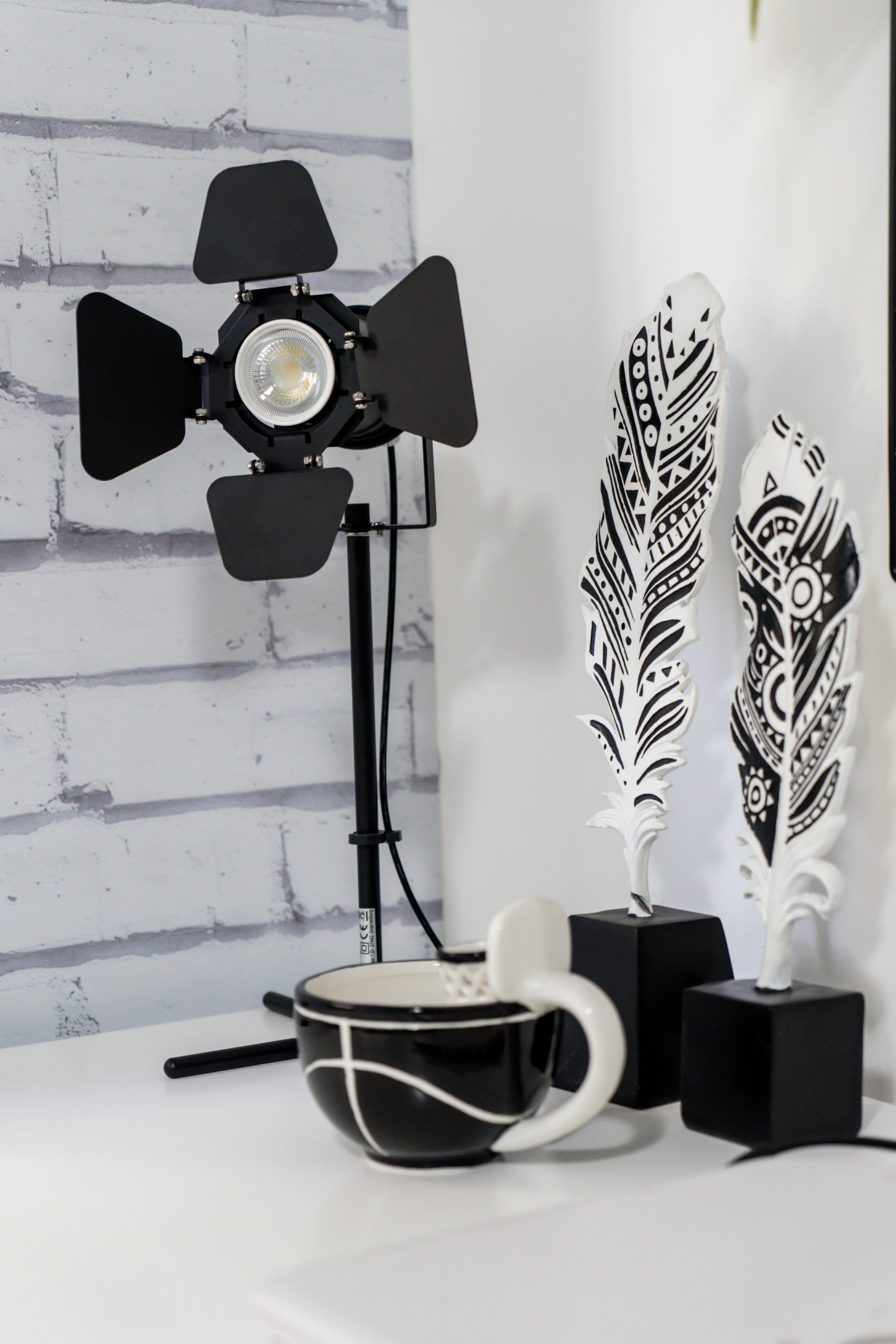 מנורת קראיה על שולחן