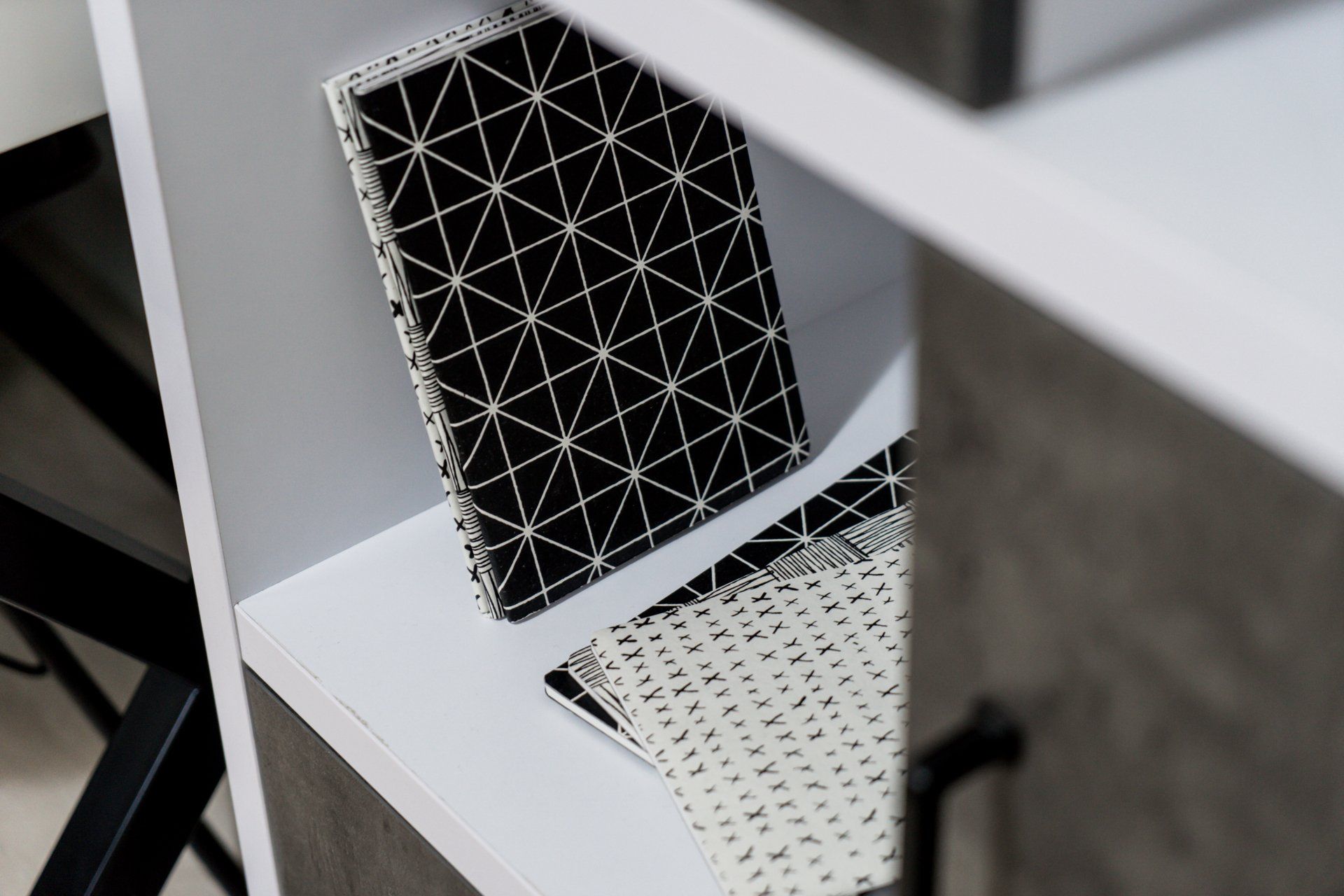 מחברת מעוצבת על כוננית ספרים בבית שעיצבה ג'ני ויאליך