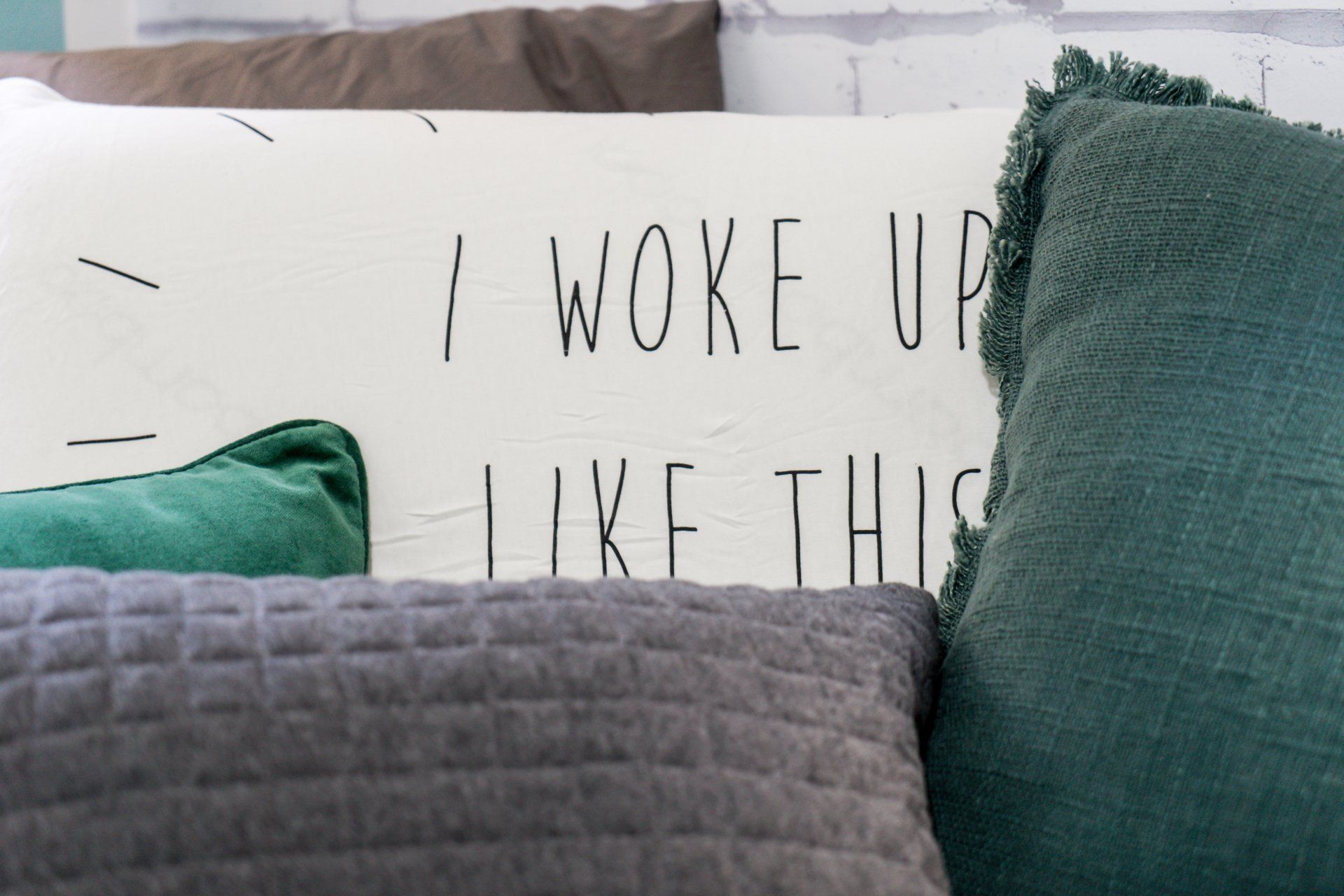 כריות נוי שונות על מיטת ילדים