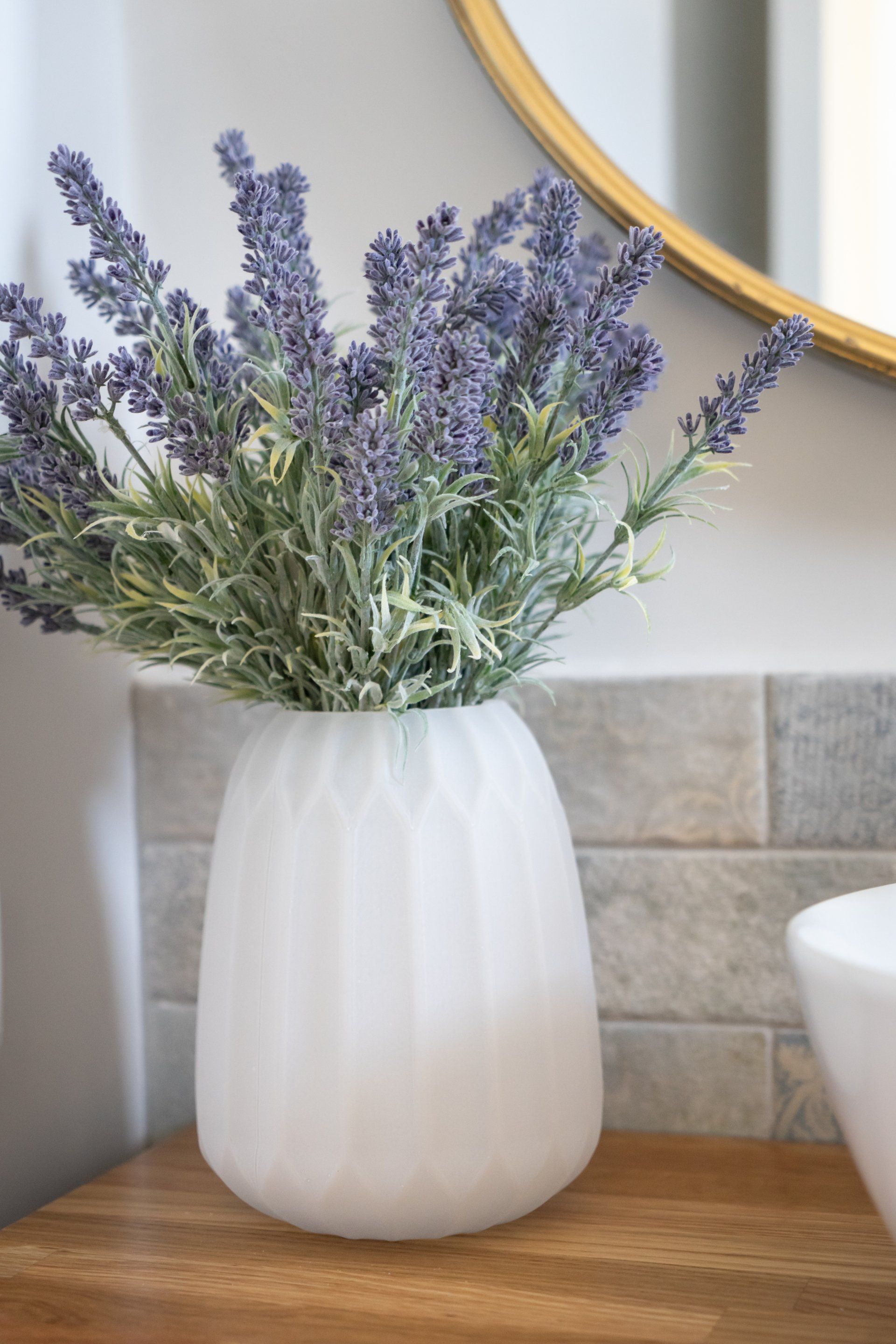 אגרטל עם פרחי לבנד ע