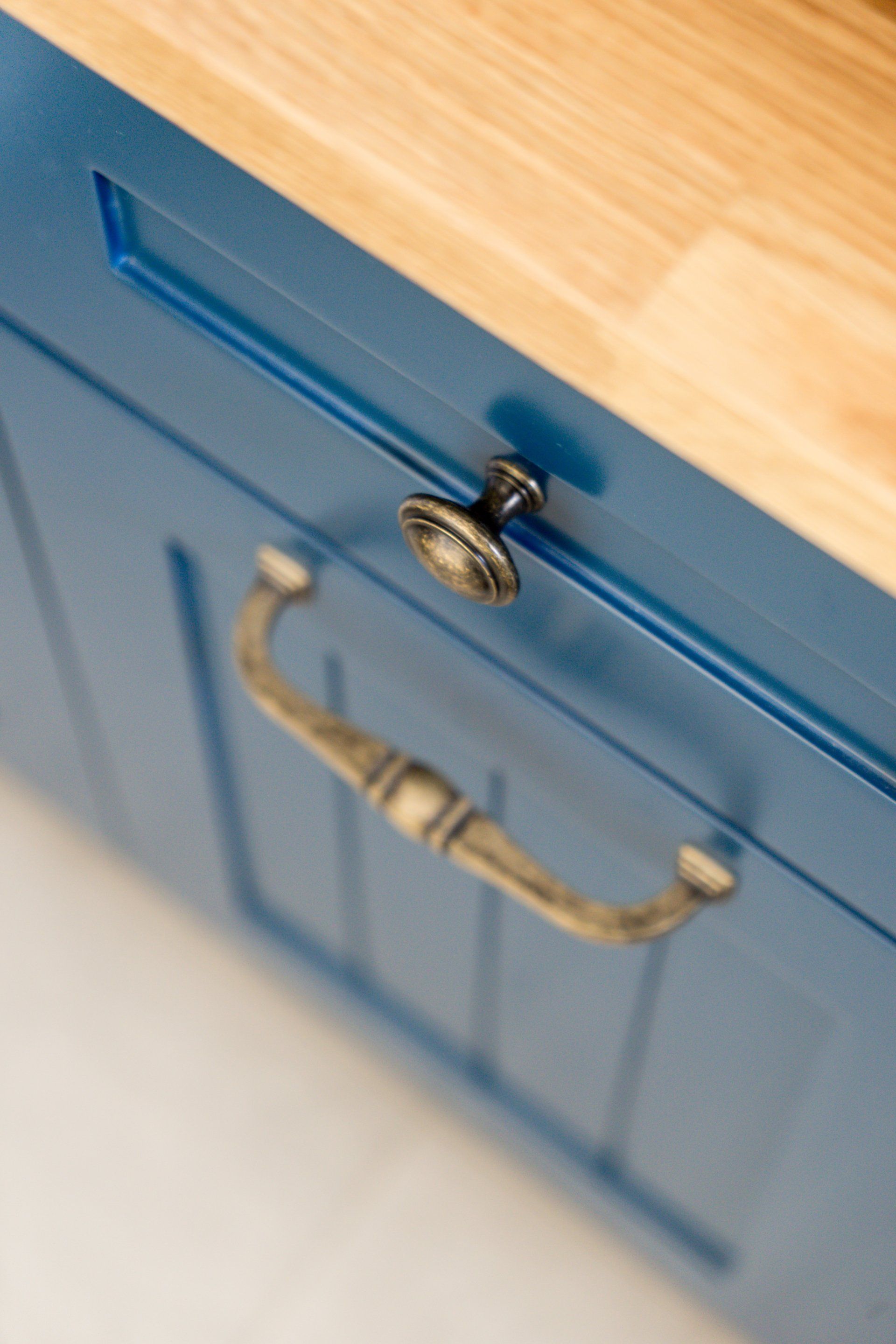 פרט של ידית זהב בחדר רחצה כפרי