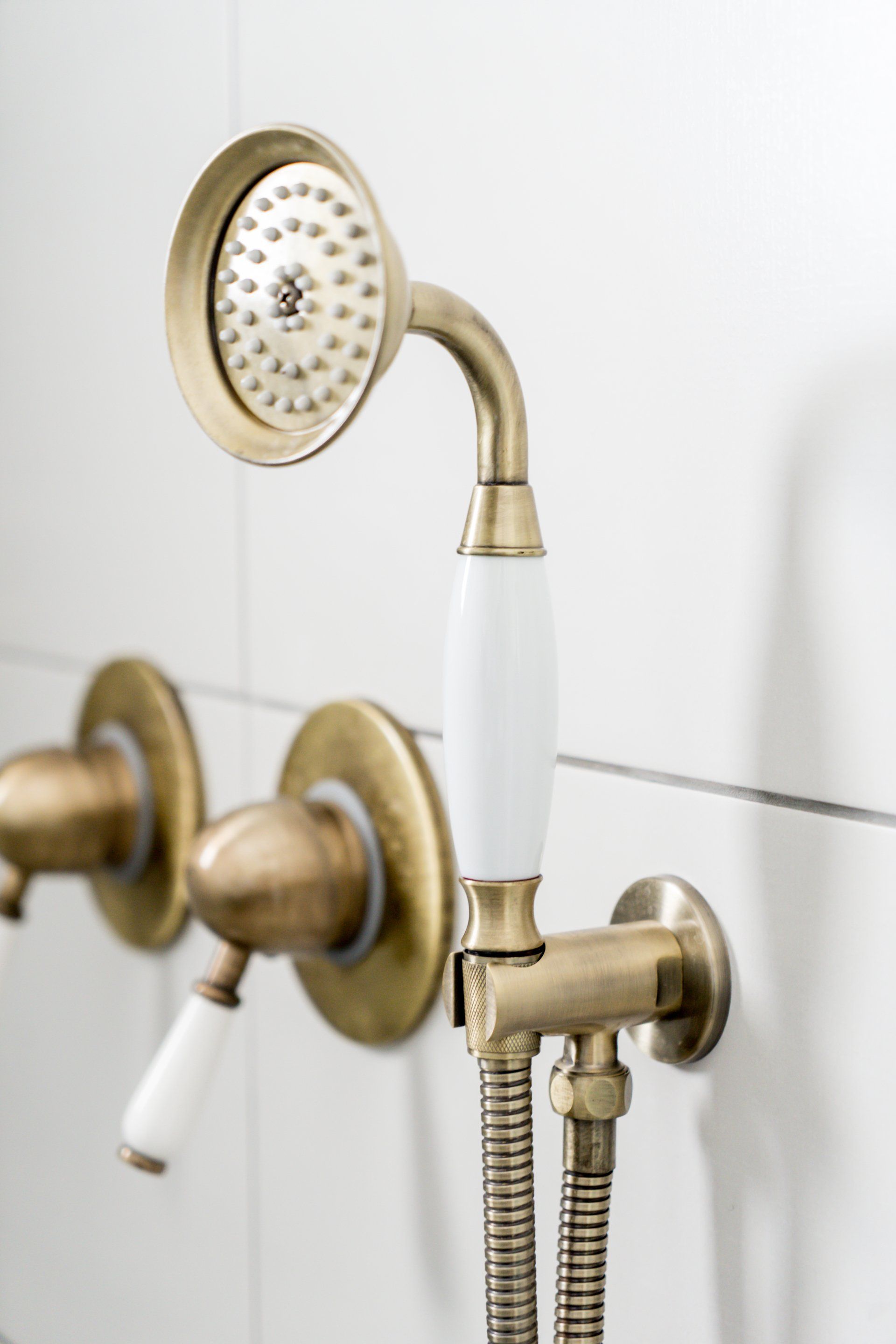 ברז יוקרתי וכפרי בגוונים של זהב ולבן