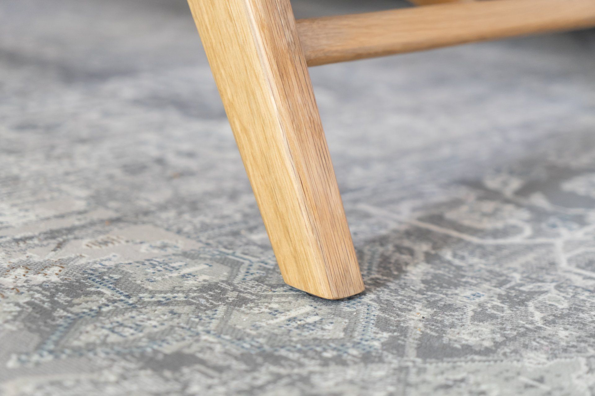 פרט של שולחן סלון מעץ מלא