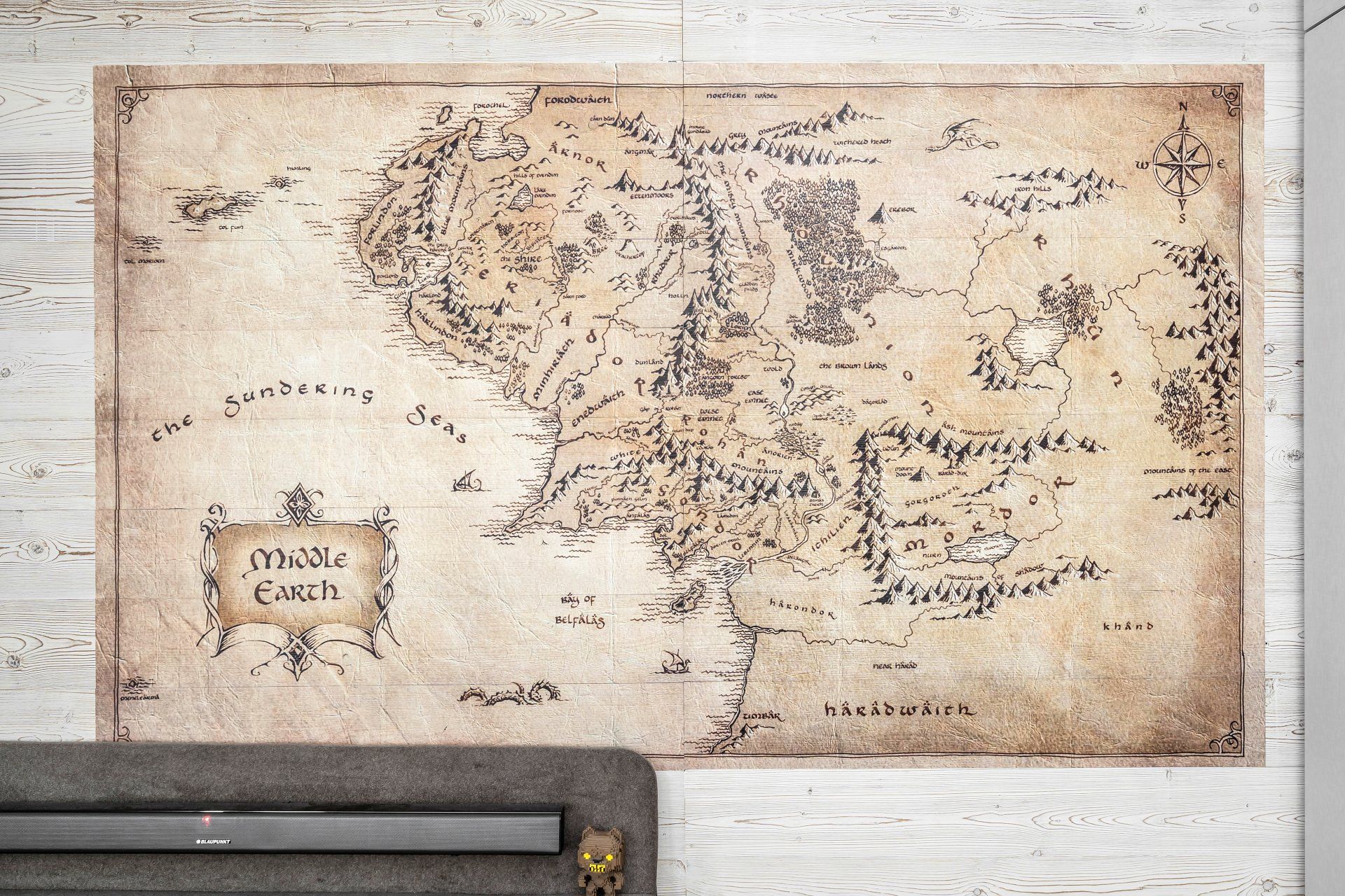 מפת ההוביטס גדולה תלויה על הקיר