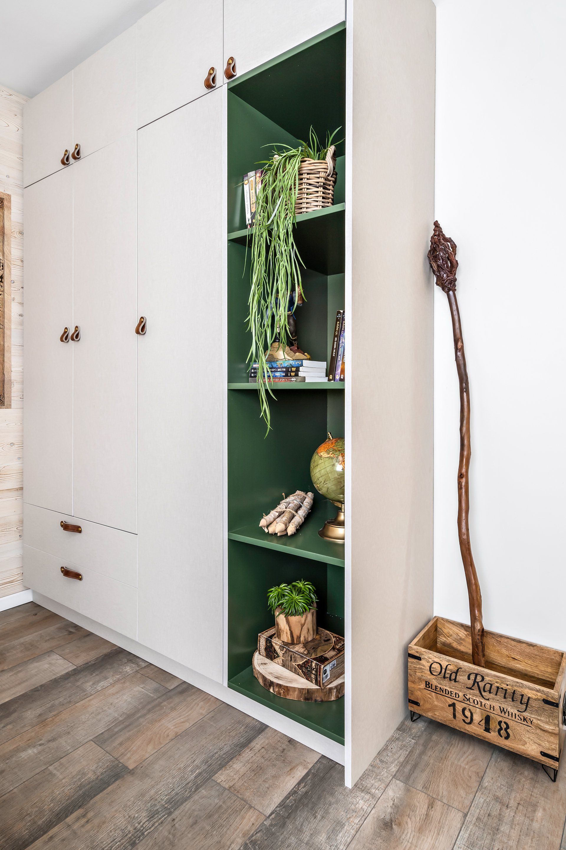 ארון לבן עם נישה שצבועה בירוק בחדר שעיצבה ג'ני ויאליך