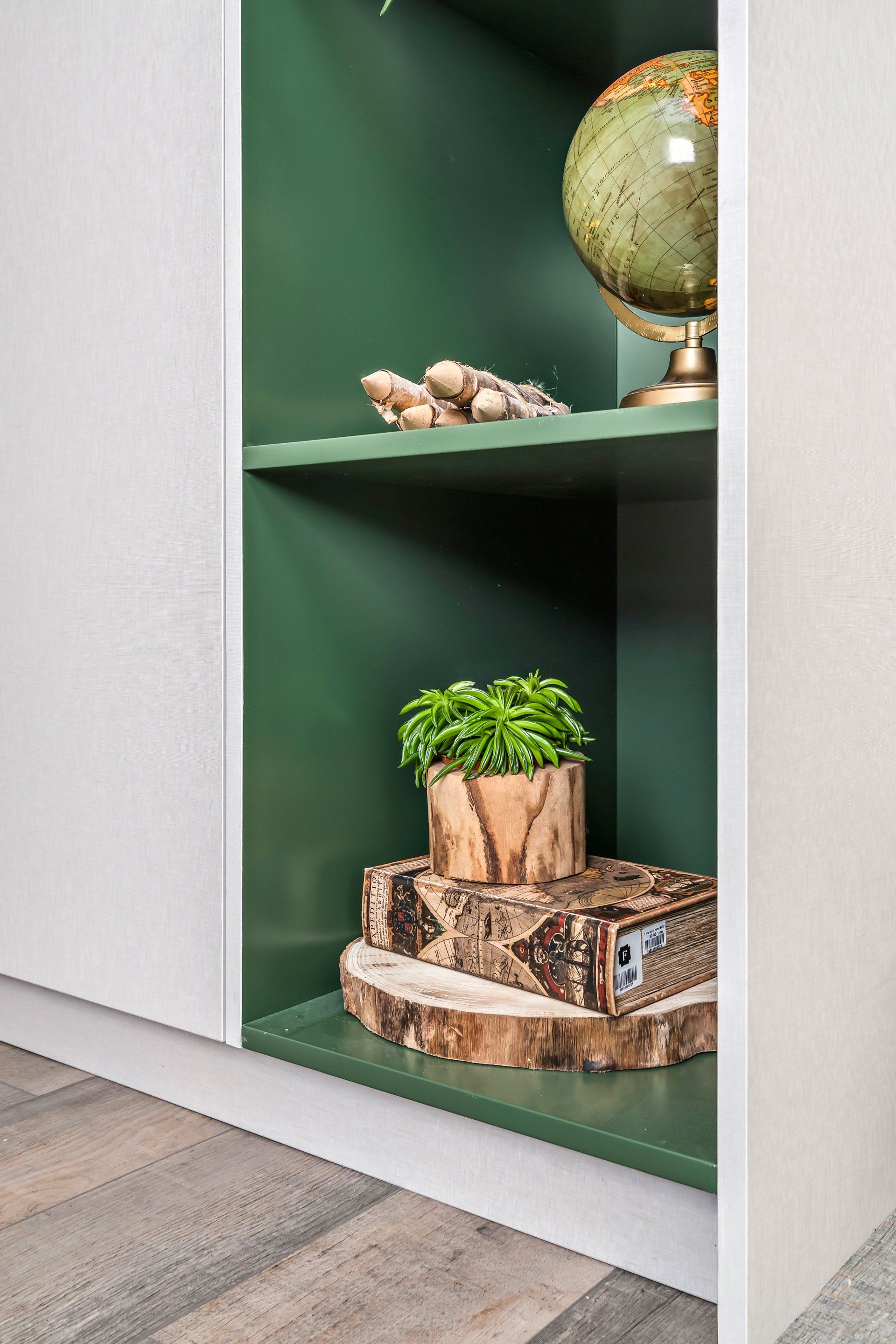 ארון בגדים שיש בו מקום גם לספרים ולפריטים דקורטיבים