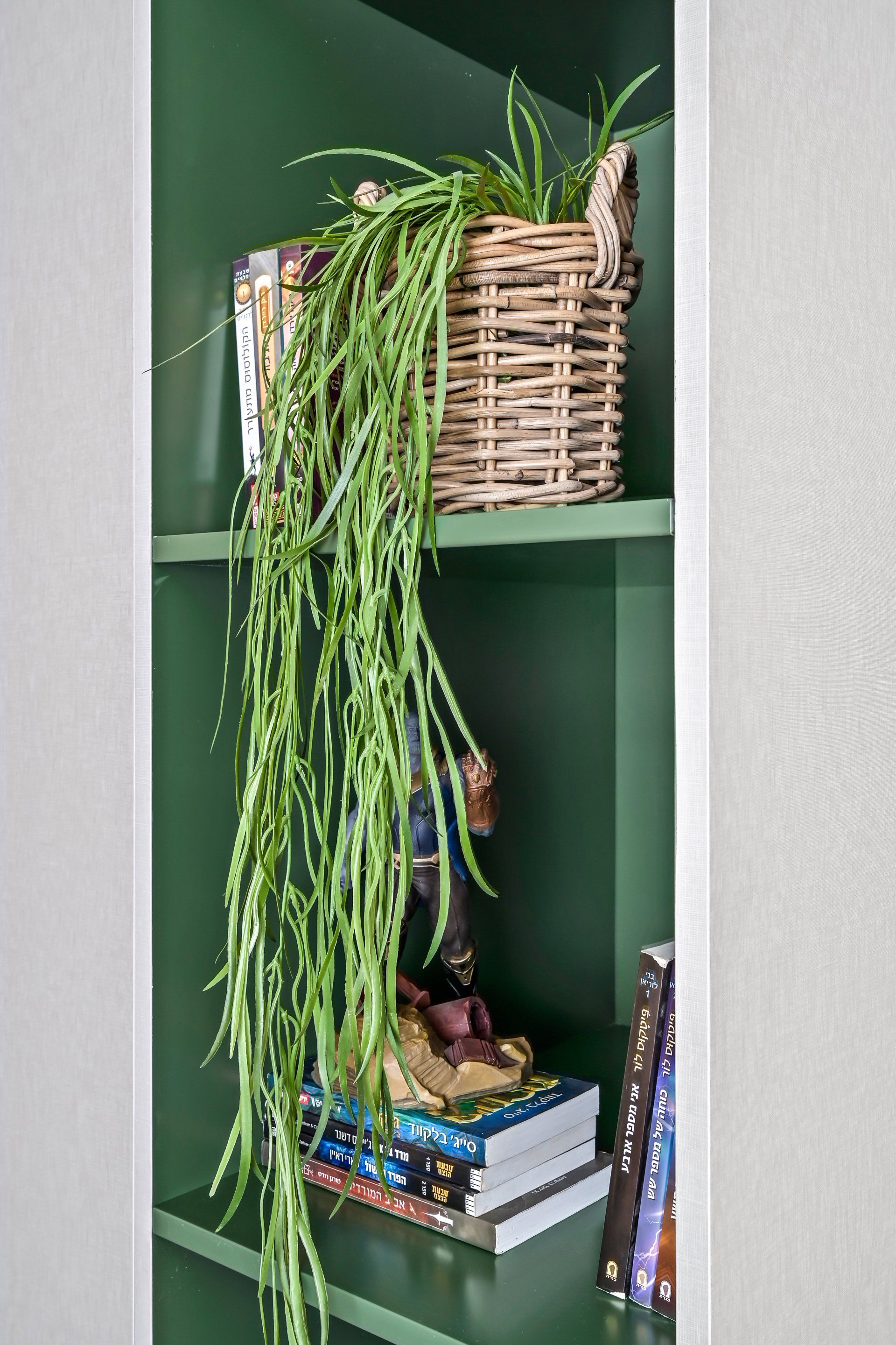 ארון בגדים שיש בו מקום גם לספרים ולפריטים דקורטיבים