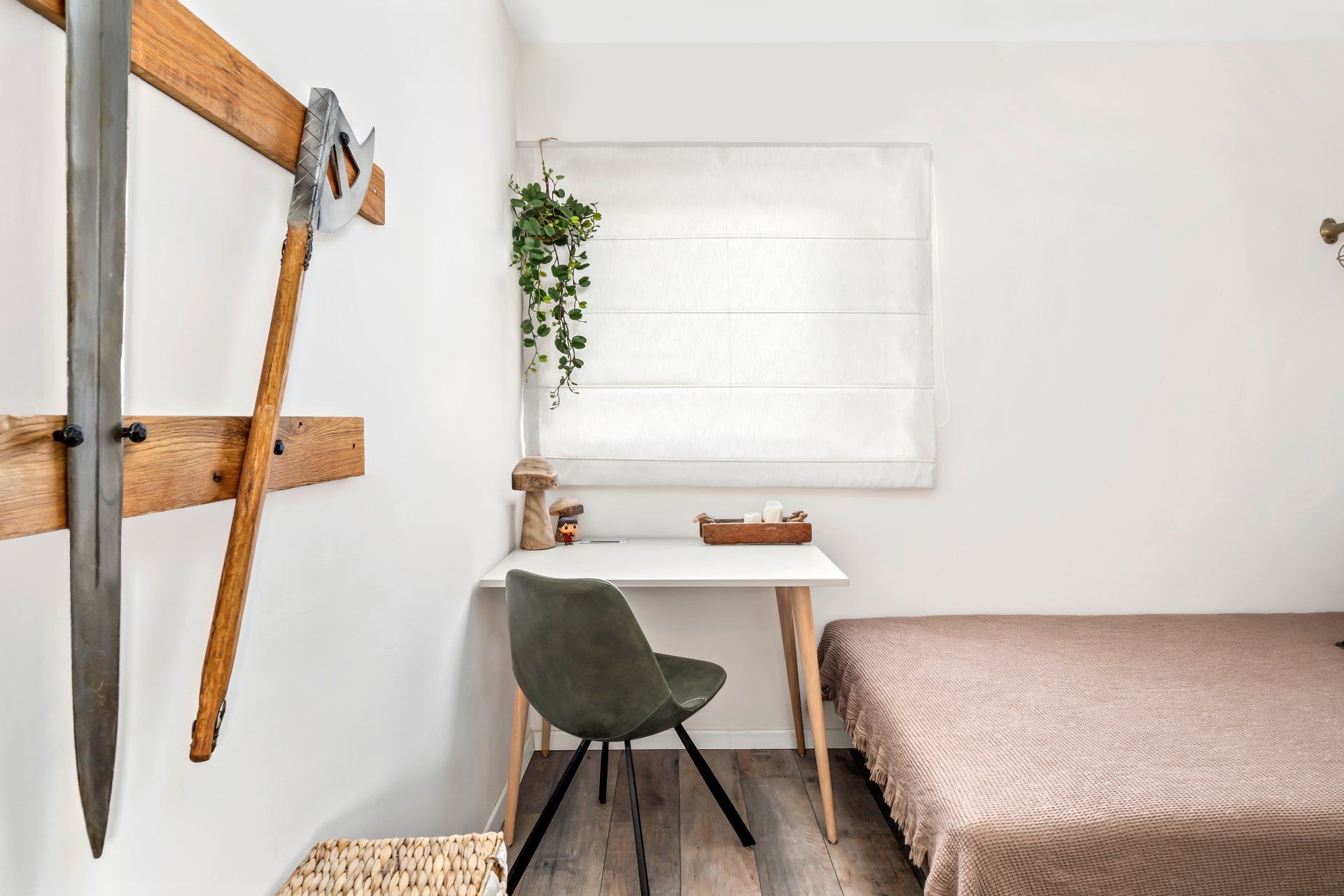 פינת עבודה בחדר בנושא ההוביטס