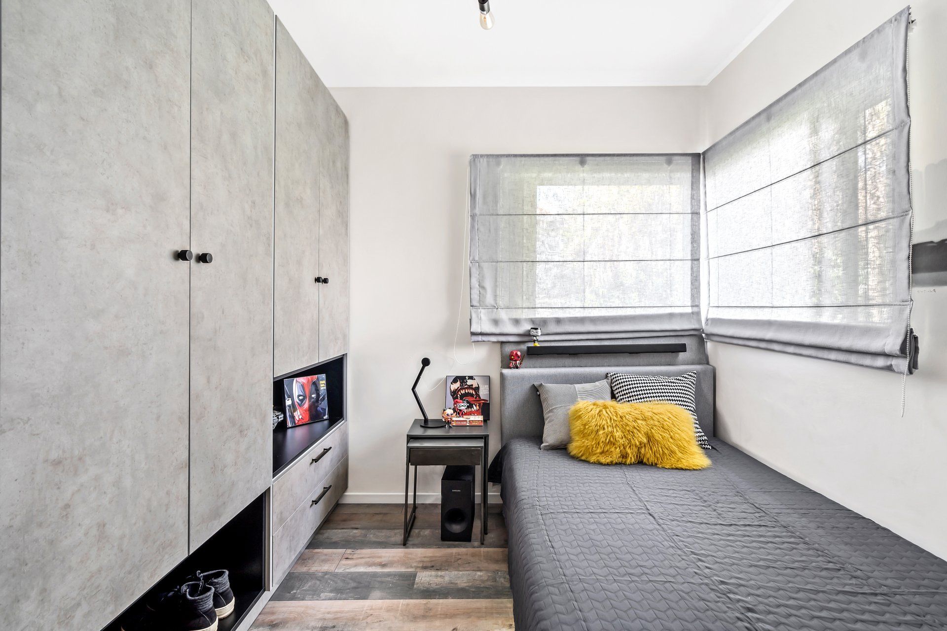 חדר של נער מתבגר בן 14 בצבעים של אפור צהוב ולבן