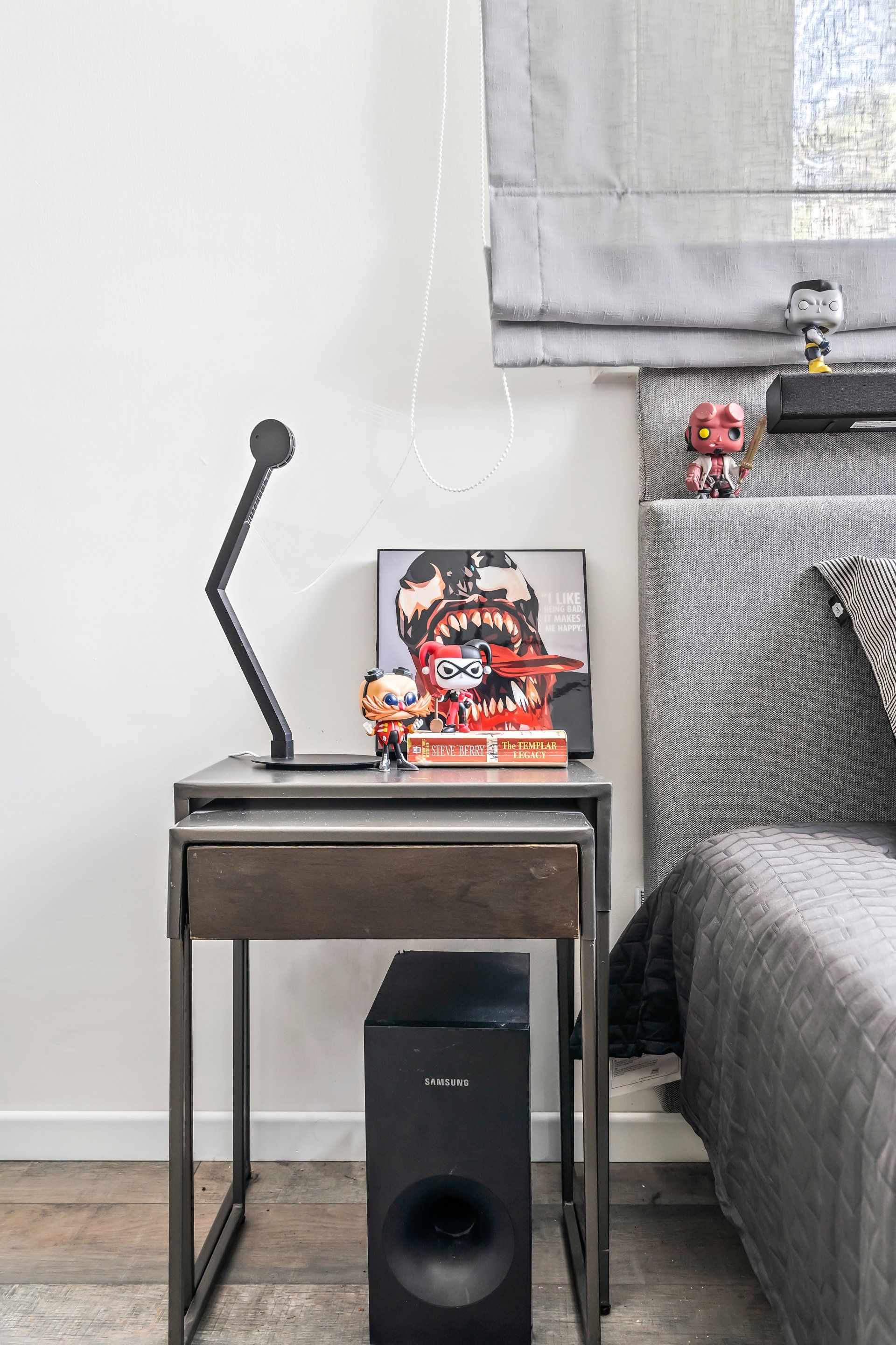 שידת צד עם בובות פופ