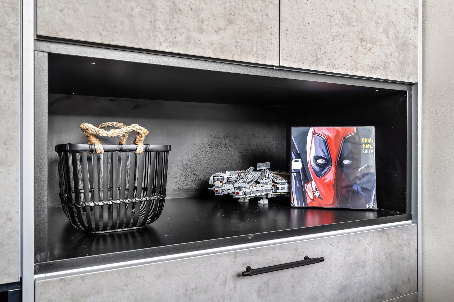 ארונית עם תמונה של דד פול