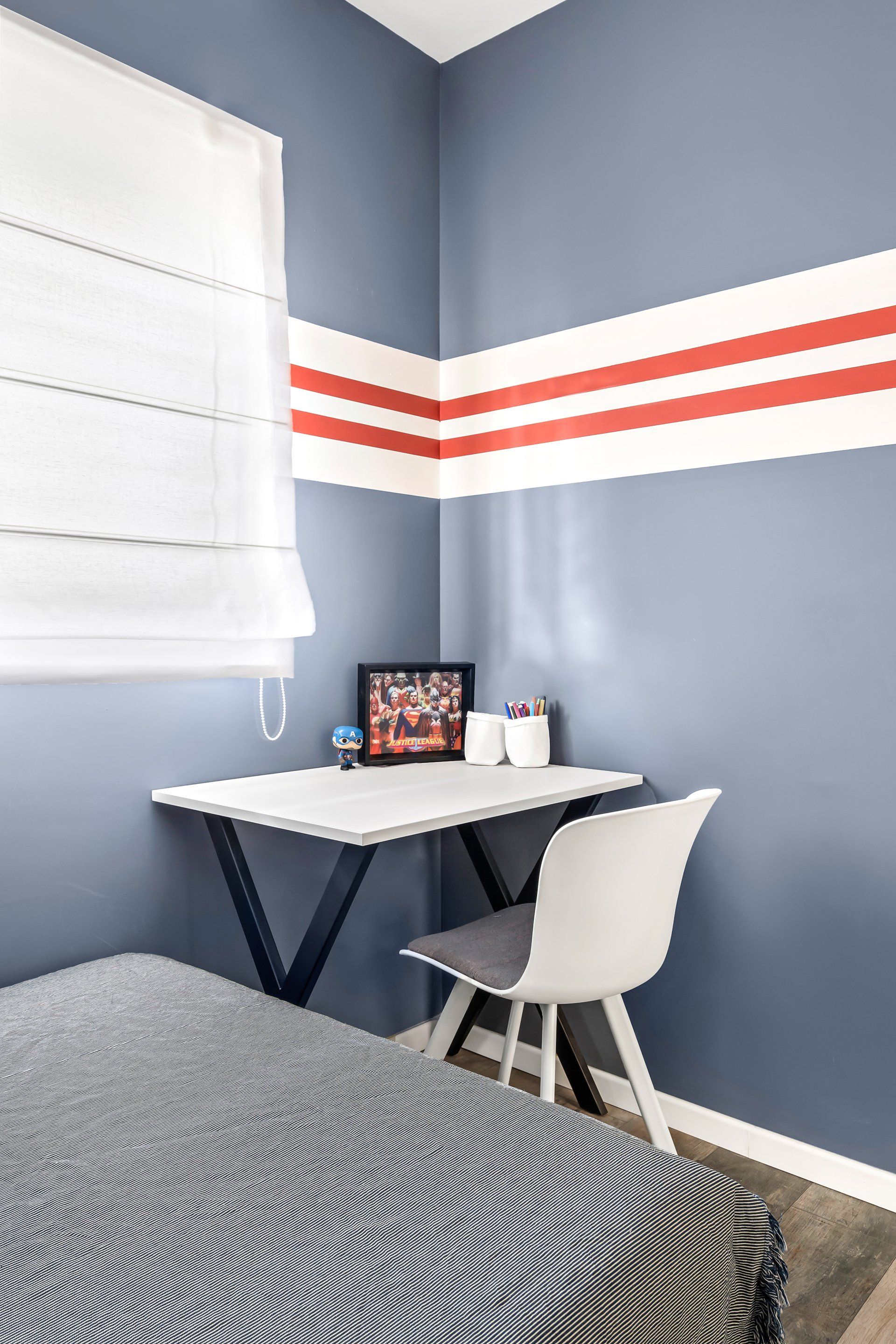 פינת עבודה קטנה על רקע קיר כחול אדום בנושא קפטן אמריקה