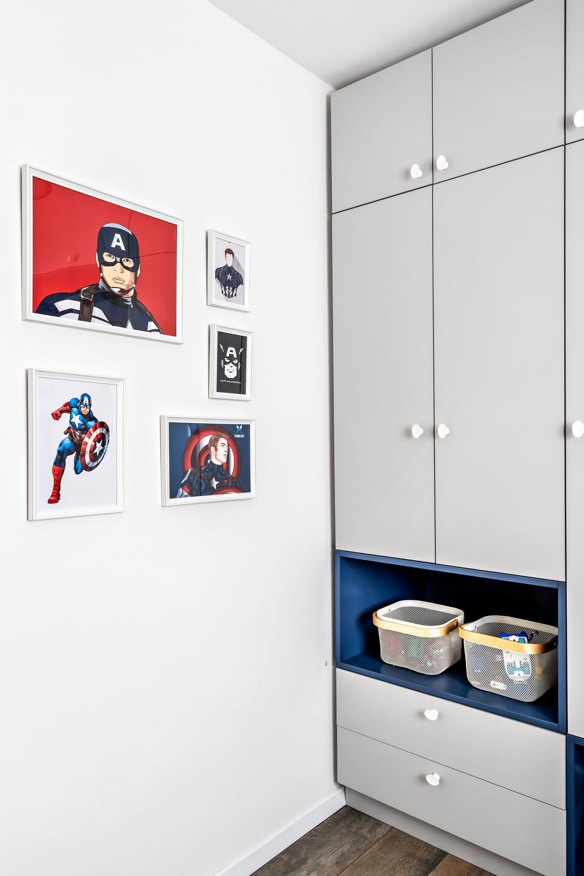 עיצוב פנים של חדר ילדים בנושא קפטן אמריקה עם תמונות על הקיר