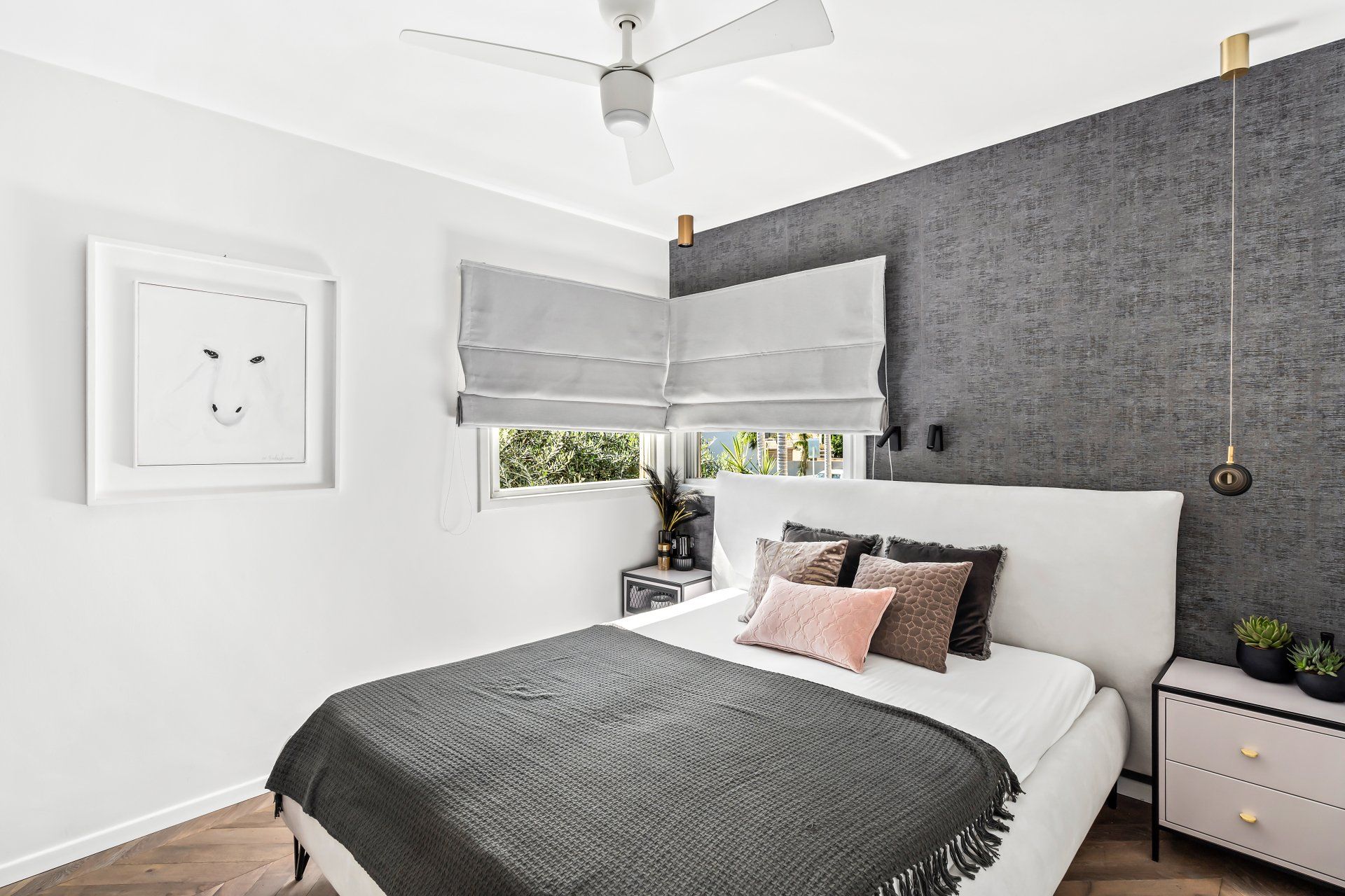 טפט אפור , עם מיטה זוגית בחדר שינה מודרני יוקרתי