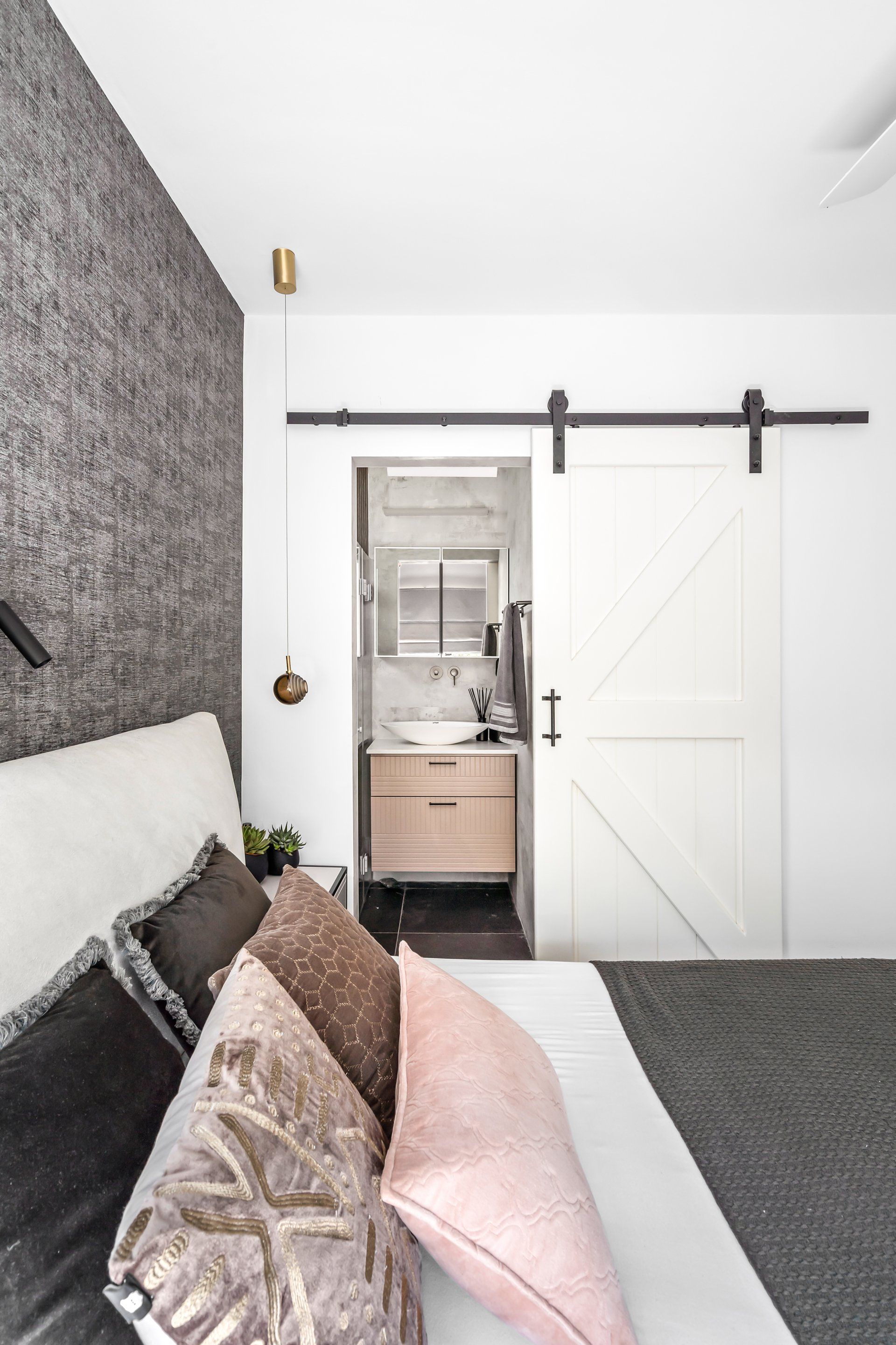 דלת אסם זזה , מיטה רומנטית יוקרתית כמו בחדר מלון