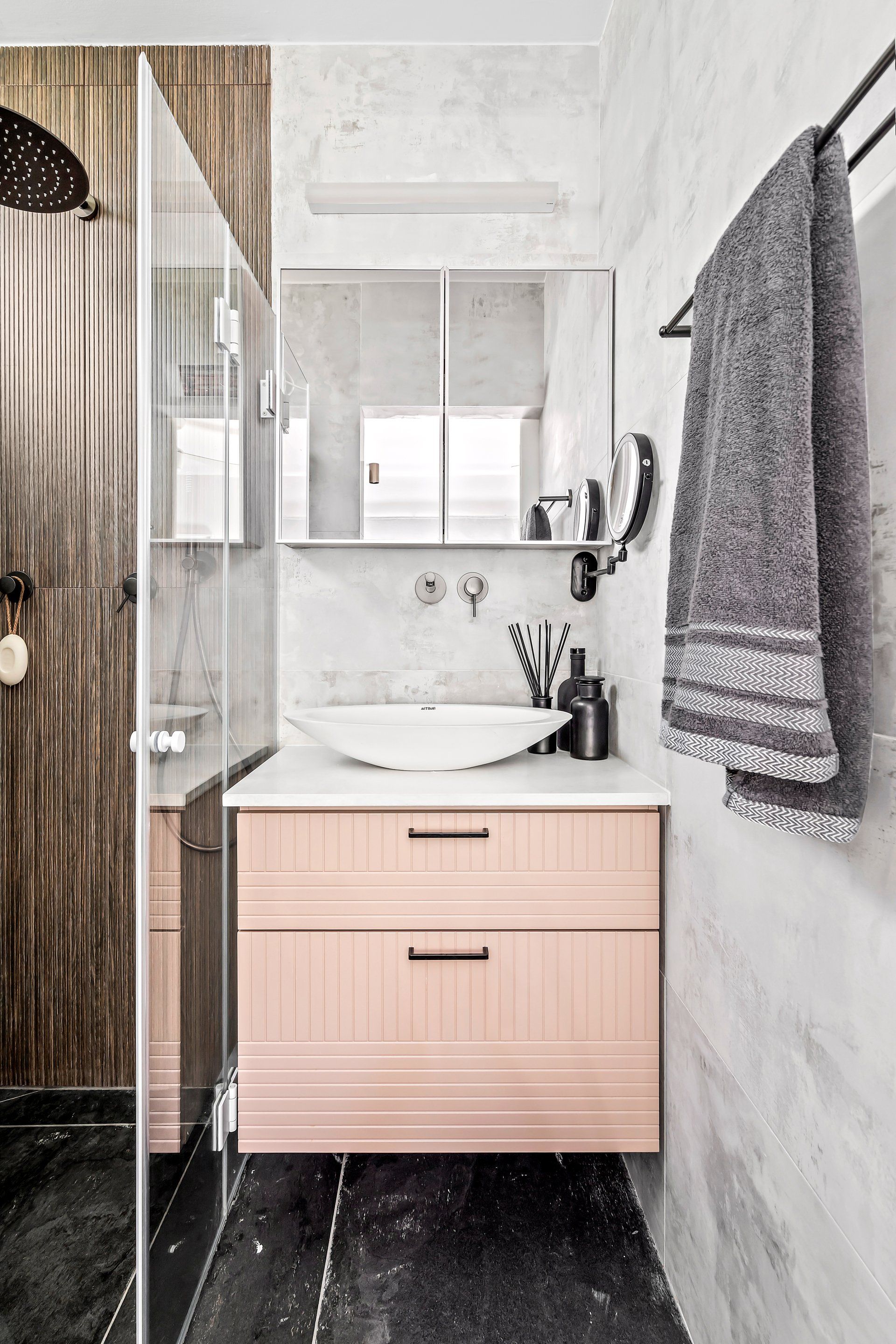 חדר רחצה צמוד לחדר שינה עם יחידת כיור ורודה תלויה