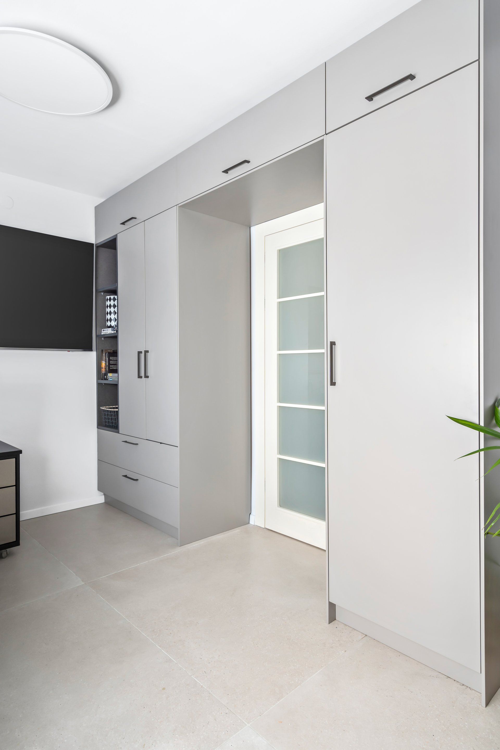 ארון גדול שמנצל את כל רוחב הקיר בצבע אפור