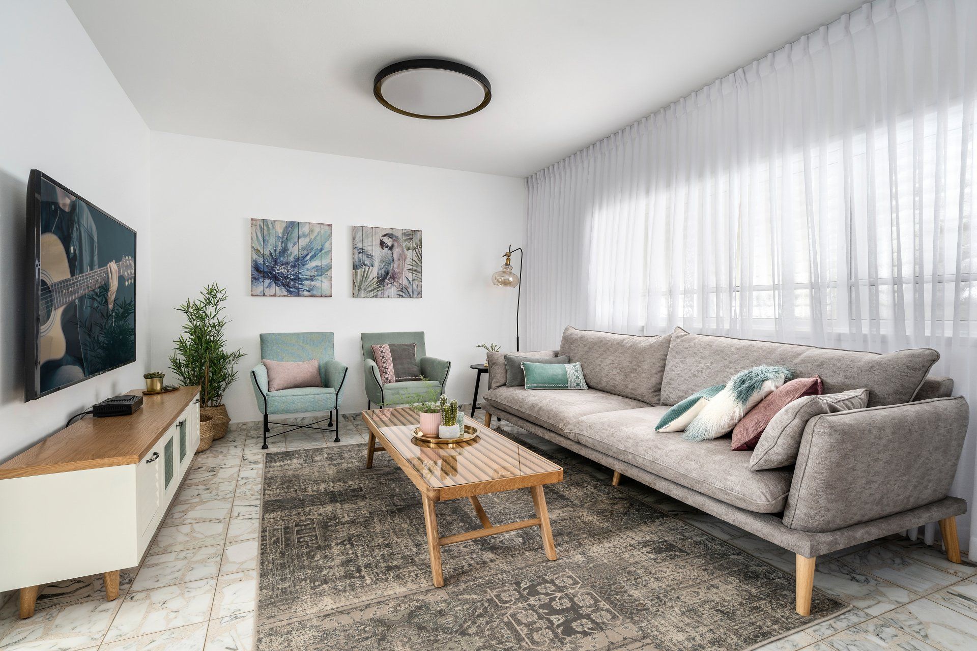 סלון מרווח ומזמין בגוונים רכים